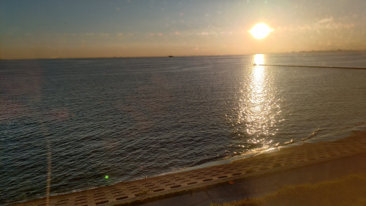 eritan0418's tweet photo. 久々に晴れたので、さっさと仕事を切り上げ、幕張温泉 湯楽の里に行きました。
気温30℃の夏日。浴場のガラス窓は全開で、浴室全体が露天風呂になっていました。
日差しが強く海水浴気分になりました。サンセットビーチが綺麗でした。夜は夜で京葉コンビナートの灯りが綺麗。
たまにサボりは必要(笑)。 https://t.co/9QCZIhBSUb