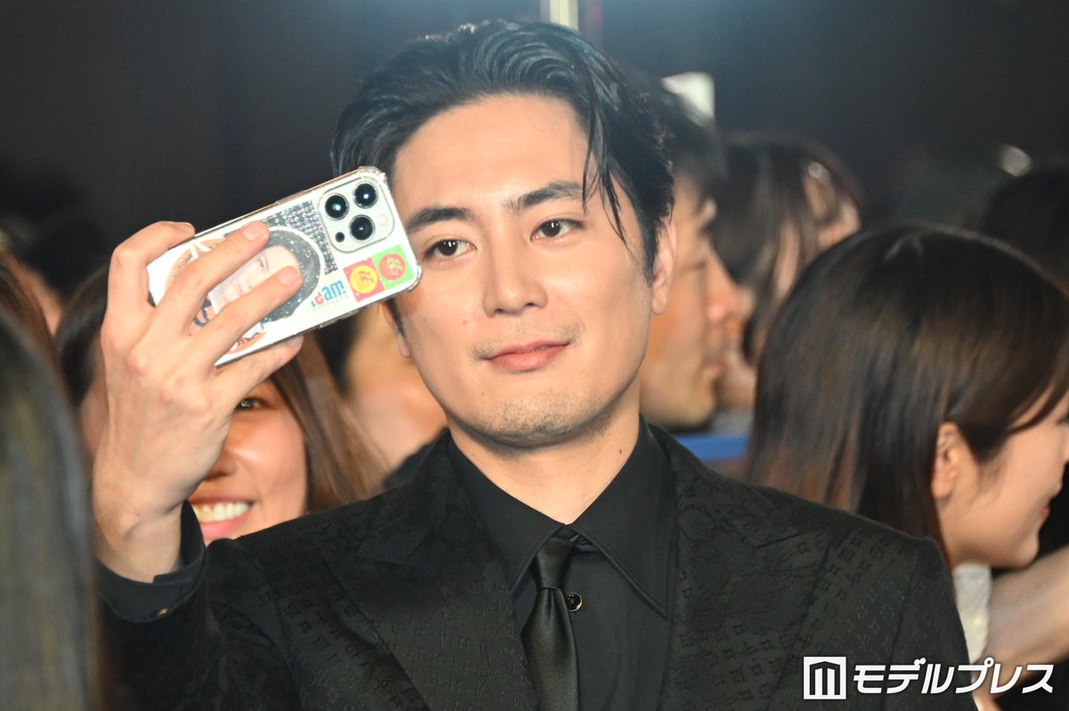 modelpress's tweet photo. 【写真追加📸】
「バッド・ルーテナント：トウキョウ」
TOKYOプレミアセレモニー＆舞台挨拶🎞️

駆けつけたファンに急接近❗️
スマホを手に笑顔で自撮りで黄色い歓声✨
https://t.co/7pNGTHWj6f

〈👤登壇者〉
小栗旬、間宮祥太朗、リヴ・モーガン
野村周平、西野七瀬、向里祐香
岩田剛典、中野英雄、村上淳
舘ひろし、三池崇史監督

@blt_movie_jp