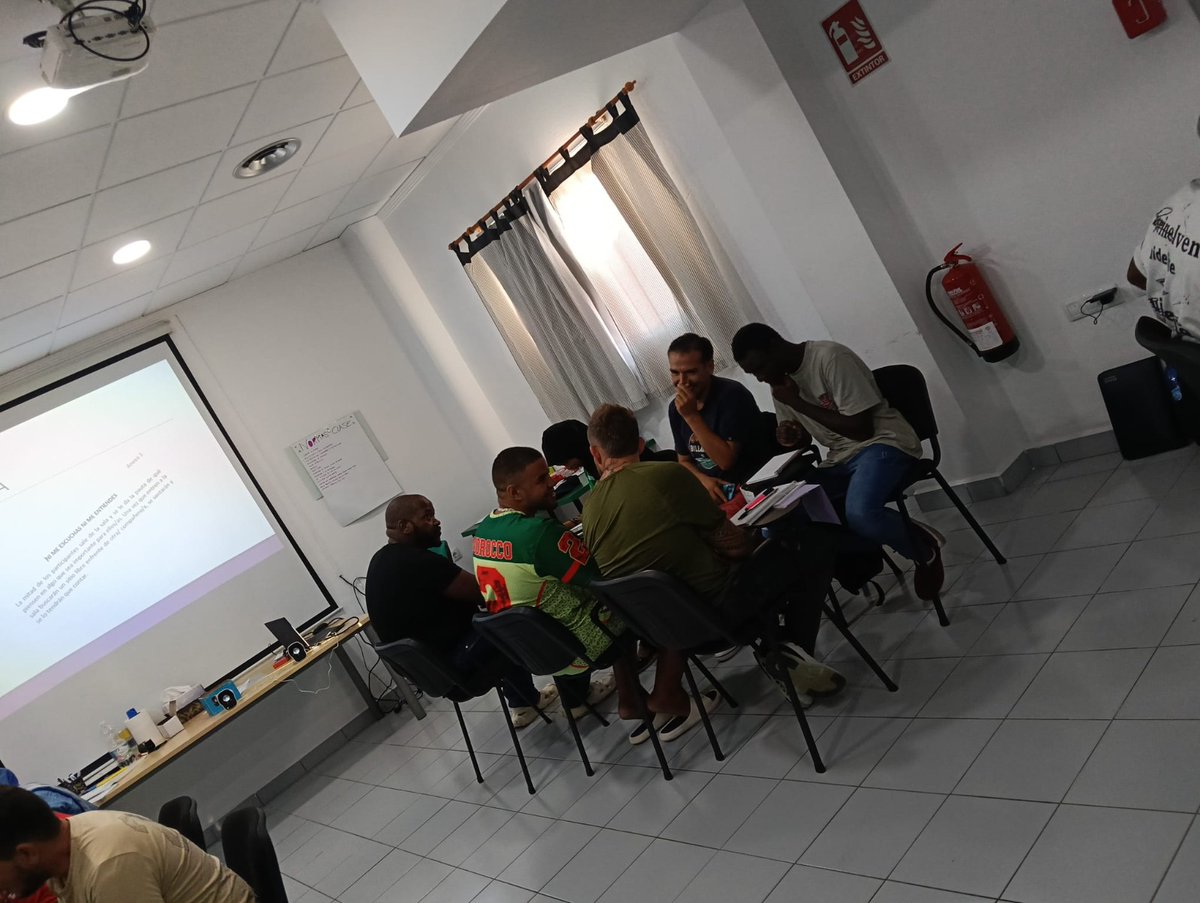aNOESSO's tweet photo. 🗣️ El alumnado de Personal de Almacén ha trabajado la comunicación verbal y no verbal, así como las barreras que pueden generar malentendidos.

Comunicarse con claridad y escuchar son competencias esenciales para el empleo y el trabajo en equipo. 💙

@FundlaCaixa https://t.co/JwMd0X8Cke