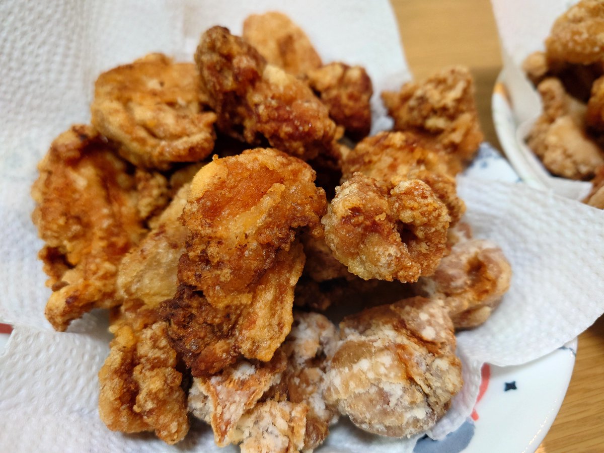 anmioimna's tweet photo. 飯テロ🐴

「ララ！大変よ！主がこんな時間に鳥の唐揚げを大量に揚げてるわ！」
「それは大変！現場に急行よ！揚げたてをいただくわ！ 」

「ケフー、お腹いっぱい〜…」
「 唐揚げは揚げたてに限るわ〜…」

醤油唐揚げです🐓
久しぶりに作りましたが美味しくできました〜😋色んな意味で揚げす���た… https://t.co/DxXCpNrJCA
