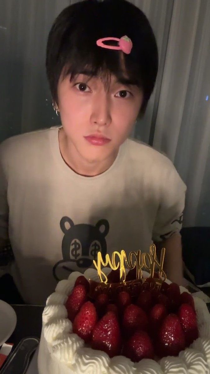 dearhoneysh's tweet photo. วันนี้เมื่อปีที่แล้วซึงฮันเป่าเค้กวันเกิดที่ประเทศไทย 🥺🎂🍓 https://t.co/rG2foKGDTr