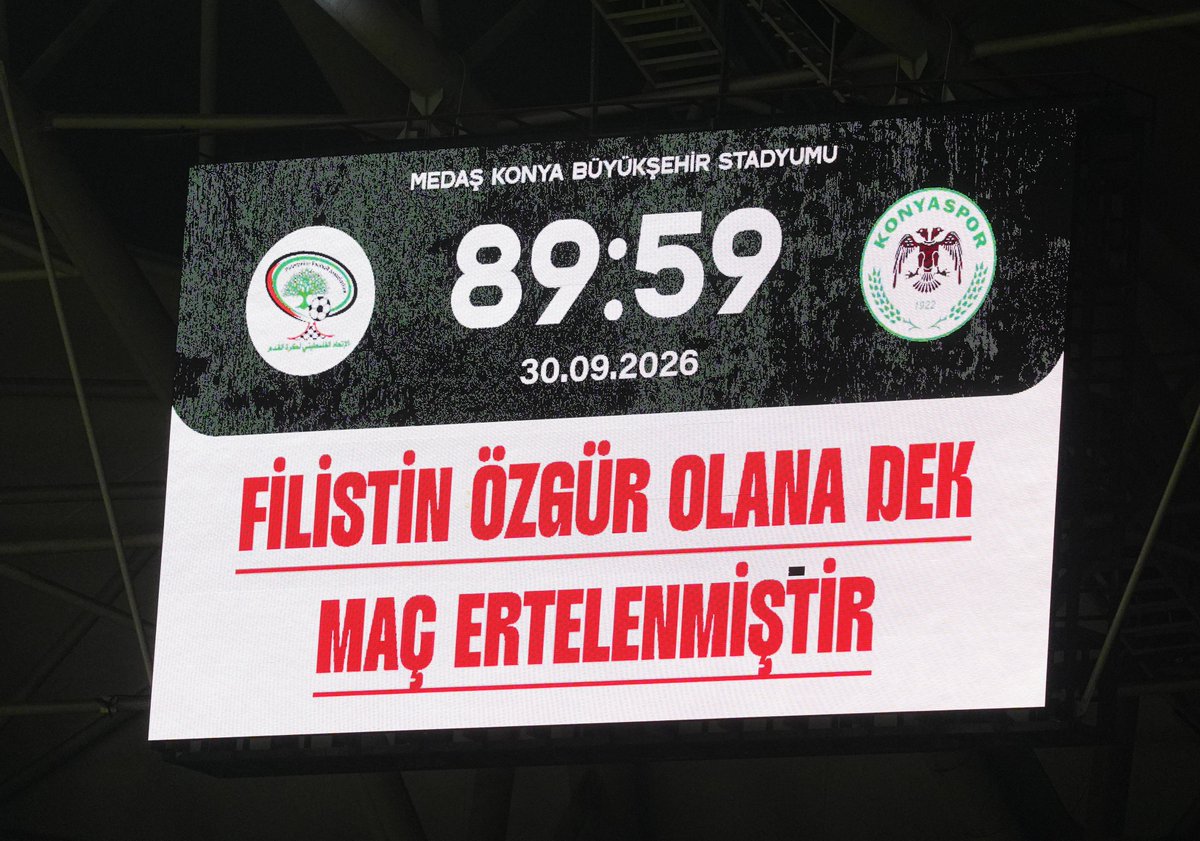 CronacheTweet's tweet photo. QUESTA PARTITA È STATA FERMATA AL 89:59. IL MOTIVO? «IL MATCH SARÀ SOSPESO FINCHÉ LA PALESTINA NON SARÀ LIBERA».

Il tutto è successo nell’amichevole tra Konyaspor, club di Süper Lig turca, e la Nazionale palestinese. Nel corso del match sono state esposte coreografie per le vittime di Gaza e al 10:14’, i giocatori si sono fermati per commemorare i 1014 atleti palestinesi uccisi dopo il 7 ottobre 2023.

Durante il match, i tifosi hanno lanciato in campo centinaia di peluche destinati ai bambini palestinesi. L'incontro è stato promosso con il motto 'We are on the same side, we are the same fans’ e i circa 40 mila tifosi sono potuti entrare allo stadio gratuitamente.

Non è la prima volta che il Konyaspor e i suoi supporter fanno iniziative per il popolo palestinese: negli ultimi anni hanno organizzato coreografie, minuti di silenzio e iniziative benefiche per Gaza.

🖊️ a cura di @fonda_davide