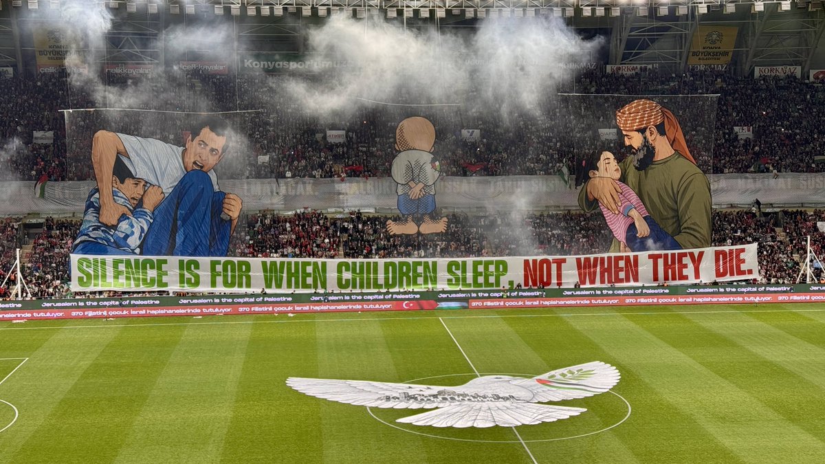 CronacheTweet's tweet photo. QUESTA PARTITA È STATA FERMATA AL 89:59. IL MOTIVO? «IL MATCH SARÀ SOSPESO FINCHÉ LA PALESTINA NON SARÀ LIBERA».

Il tutto è successo nell’amichevole tra Konyaspor, club di Süper Lig turca, e la Nazionale palestinese. Nel corso del match sono state esposte coreografie per le vittime di Gaza e al 10:14’, i giocatori si sono fermati per commemorare i 1014 atleti palestinesi uccisi dopo il 7 ottobre 2023.

Durante il match, i tifosi hanno lanciato in campo centinaia di peluche destinati ai bambini palestinesi. L'incontro è stato promosso con il motto 'We are on the same side, we are the same fans’ e i circa 40 mila tifosi sono potuti entrare allo stadio gratuitamente.

Non è la prima volta che il Konyaspor e i suoi supporter fanno iniziative per il popolo palestinese: negli ultimi anni hanno organizzato coreografie, minuti di silenzio e iniziative benefiche per Gaza.

🖊️ a cura di @fonda_davide
