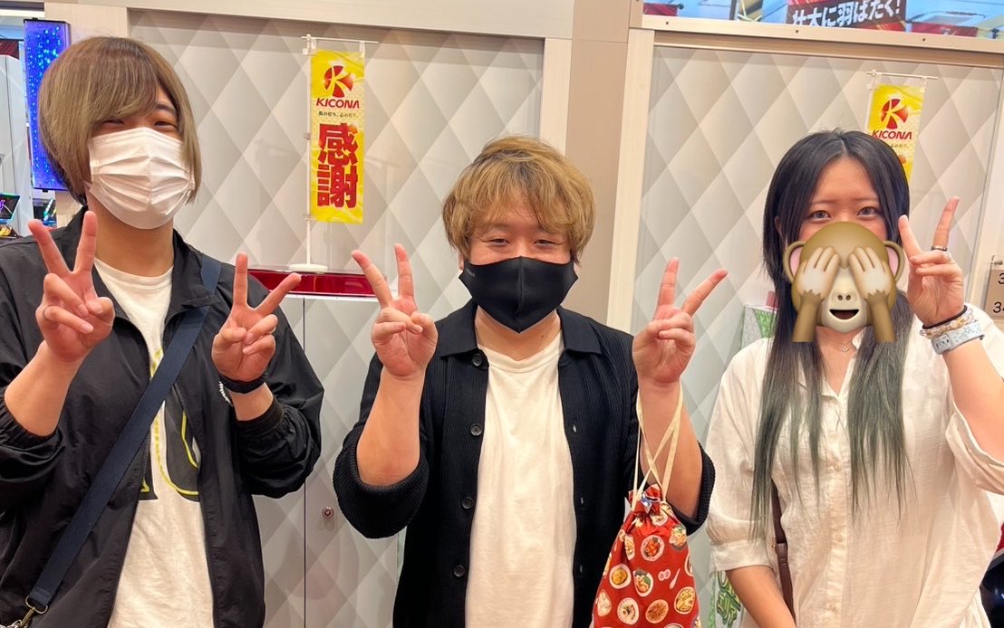 Handa_watage's tweet photo. だいすきポンコツさんに会ってきた🥰

最初緊張して、旦那に後ろから眺めてるだけで大丈夫って言って帰ろうとしたんやけど、せっかくなら喋りなと背中を押され、写真まで😭📸

まじ神対応で、結石ネックレスまで見せてくれた🤣

本当にありがとうございました😭
これからも応援してます✊🏻❤️‍🔥 https://t.co/Ae20Nv7i9L