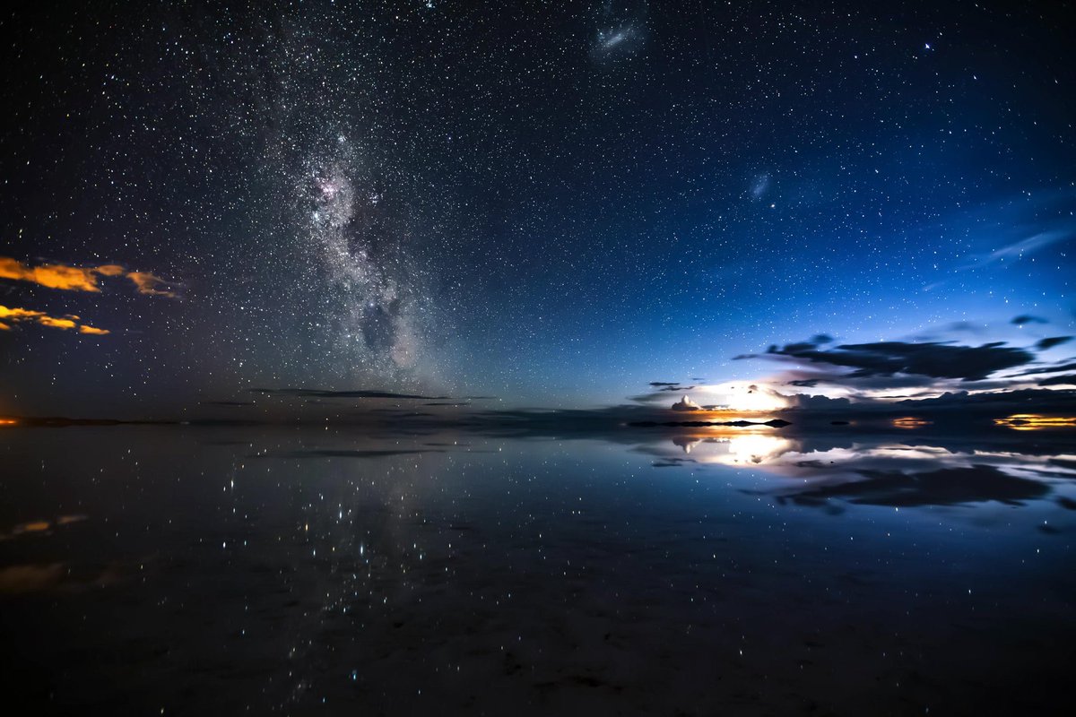 nature_yukiueda's tweet photo. ウユニ塩湖の星空。雨水が張った大地に星空が写り、世界が星に包まれていました。

右も左も上も下も、星に囲まれる風景がそこにありました。 https://t.co/Np44u7eHZF