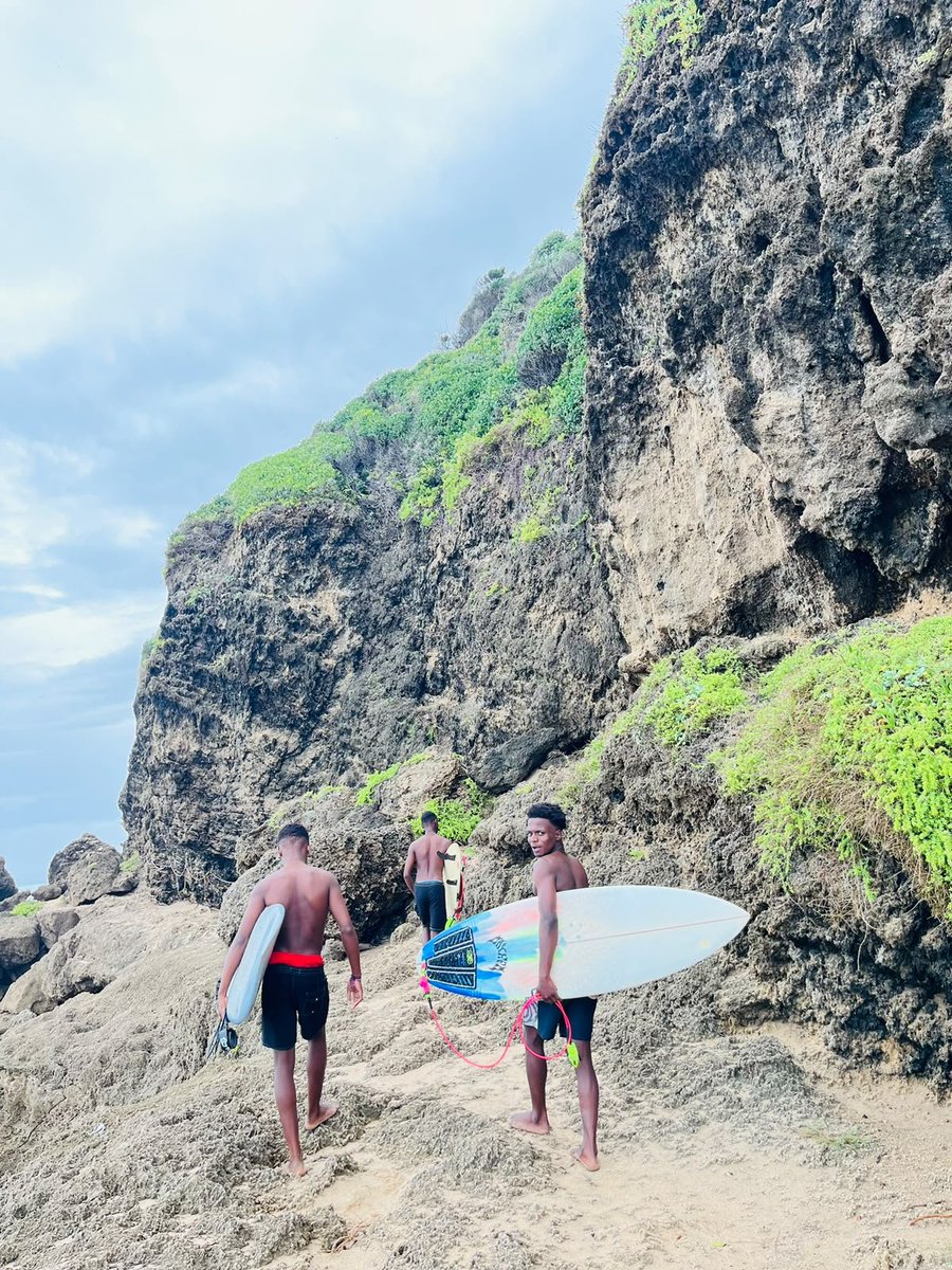 LwandiSurf's tweet photo. 🌊 Cada onda traz um novo desafio, cada momento traz uma nova aprendizagem. 🏄‍♂️✨

No Lwandi Surf, o surf é apenas o começo. 💙

#LwandiSurf #PontaDoOuro #SurfMozambique #SurfLife https://t.co/q6Q4C0IedG