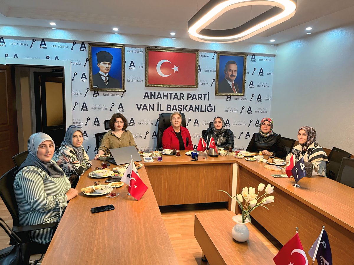 Apartivan's tweet photo. Van il kadın kolları başkanlığı dıvan toplantısı 🇹🇷🔑 https://t.co/11T9r3xd6k
