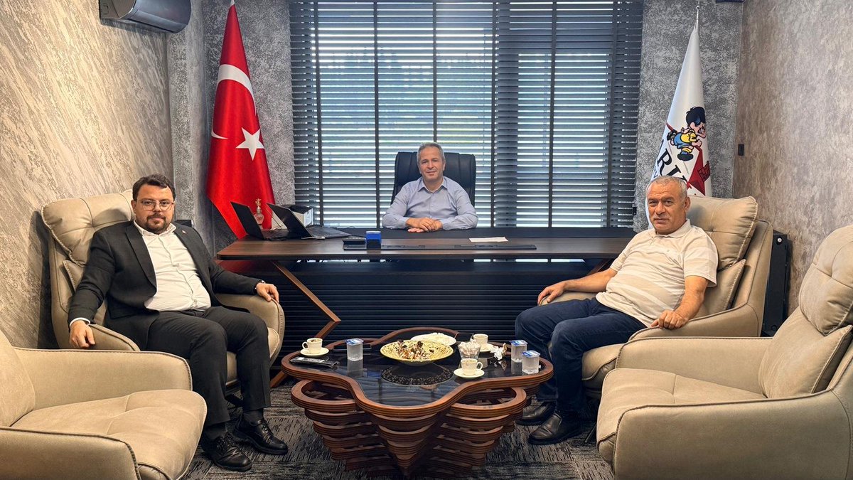 AKPartiAtakum_'s tweet photo. 📌 İlçe Yönetim Kurulu Üyemiz Sn. İbrahim Çevrim’i, İlçe Başkan Yardımcımız Sn. Hüsamettin Er ile birlikte yeni ofisinde ziyaret ederek hayırlı olsun dileklerimizi ilettik.

Rabbim yeni çalışma yerini hayırlı, bereketli ve bol kazançlı eylesin.

İbrahim arkadaşımıza yeni ofisinde başarı, huzur ve güzel işler diliyorum. Hayırlı olsun, hayırlı işleri olsun.

#akparti 
#samsun 
#atakum 
#teşkilat 
#biz