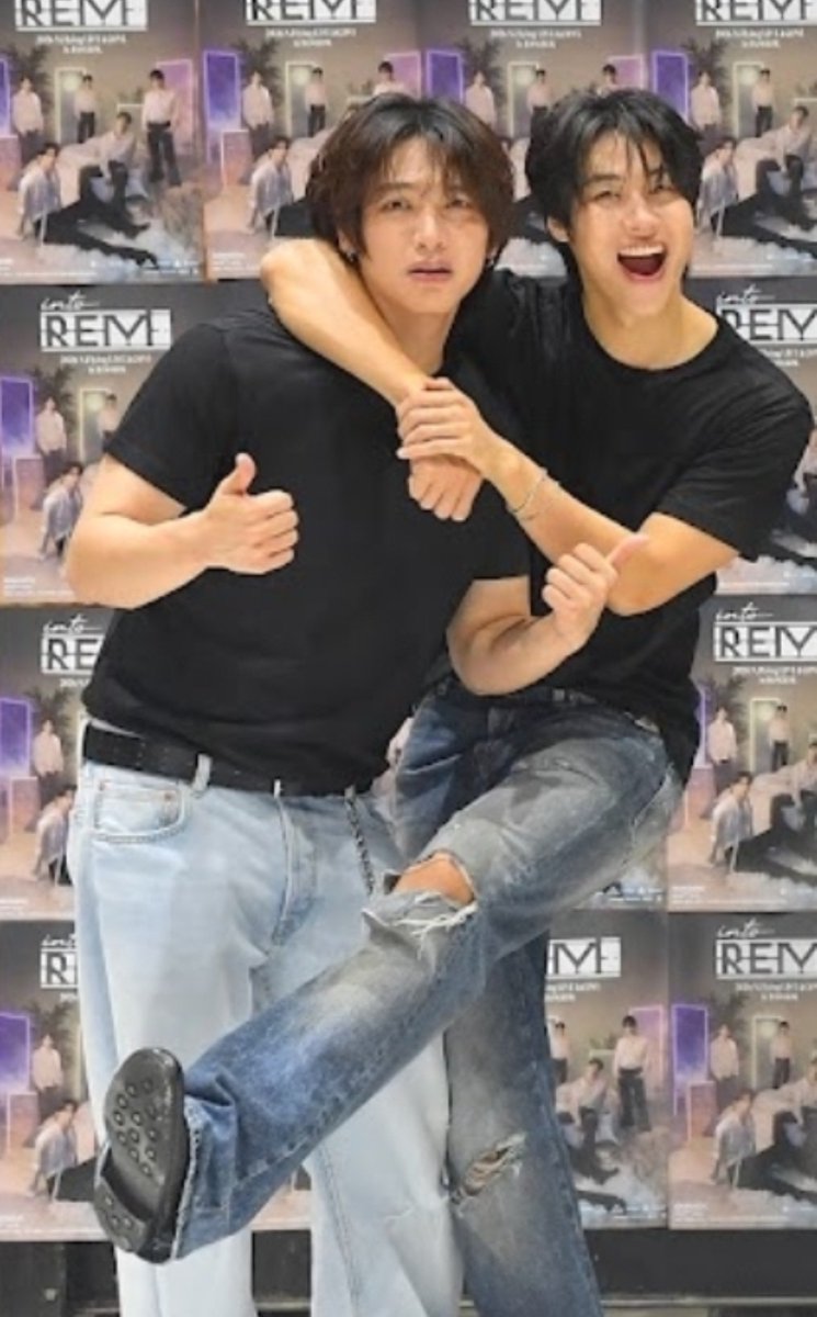 Vvillaintidote's tweet photo. สองคนนี้ทำไร555555555555555 https://t.co/T8iVtHmOAw