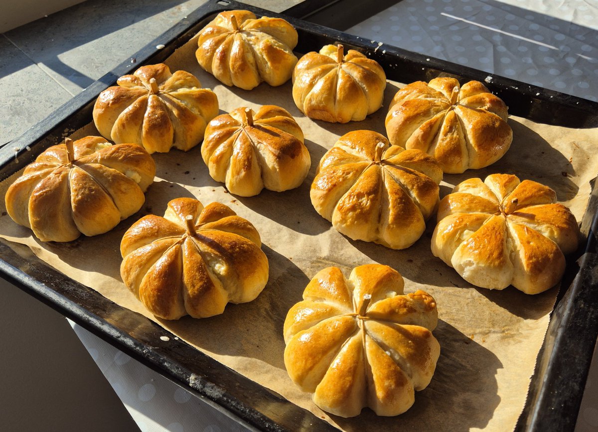 d41sybee's tweet photo. happy october!! bake day yet again so i made pumpkin buns with a feta cheese filling and a basque cheesecake🎃🍂 https://t.co/fnQi2LJrYv