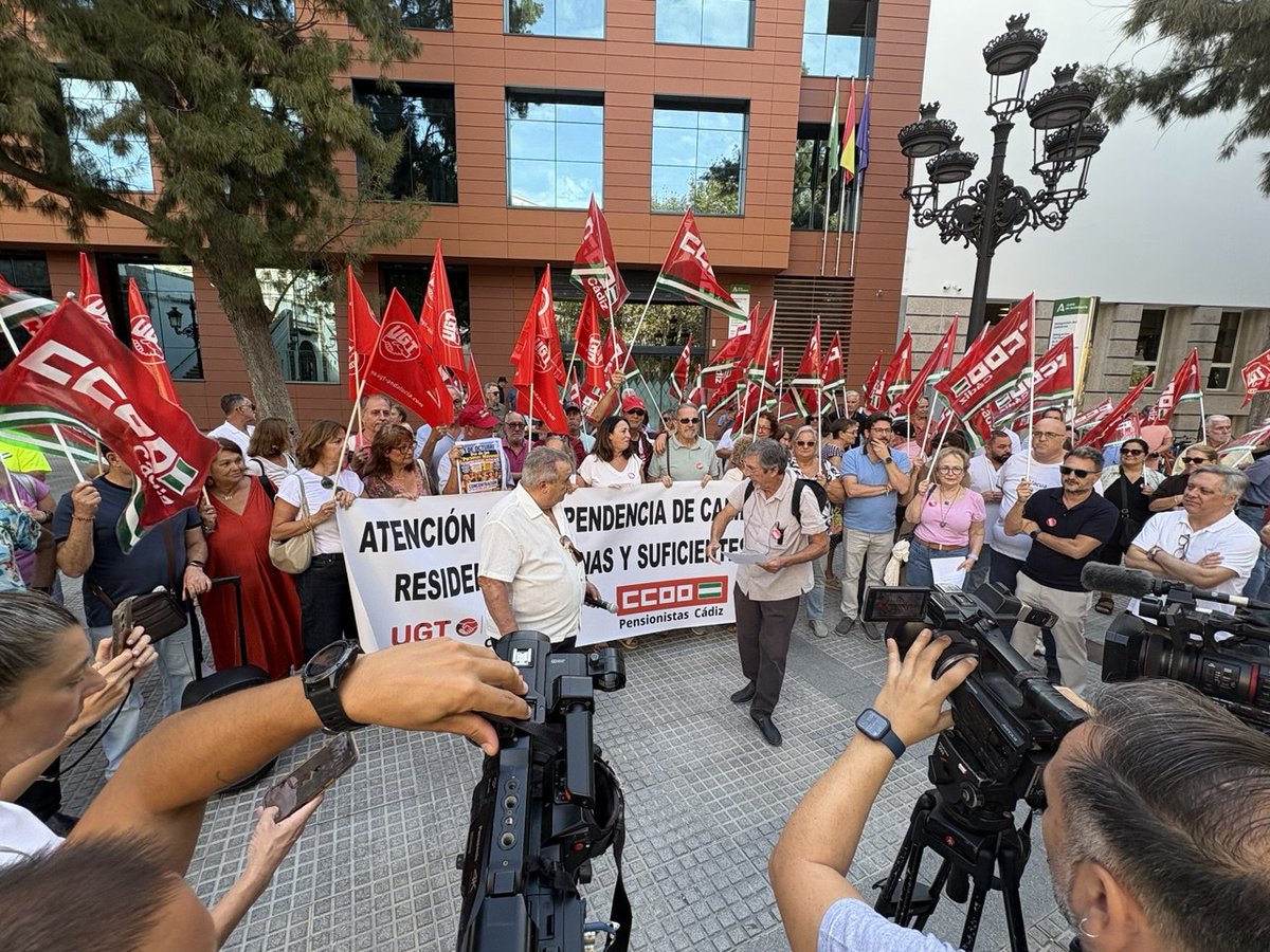 iucadiz's tweet photo. Hoy es el Día Internacional de las Personas Mayores y ahora más que nunca exigimos a PP y Vox que dejen de recortar derechos a quienes más lo necesitan. 

Toda una vida de trabajo merece sanidad y pensiones dignas, recursos para la dependencia y atención a la soledad no deseada. https://t.co/8dg4LYoV5B