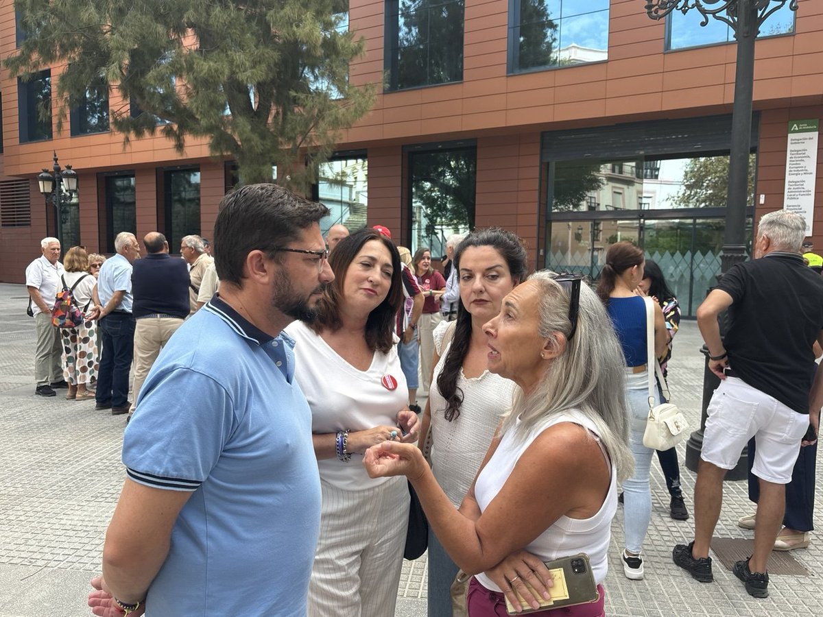 iucadiz's tweet photo. Hoy es el Día Internacional de las Personas Mayores y ahora más que nunca exigimos a PP y Vox que dejen de recortar derechos a quienes más lo necesitan. 

Toda una vida de trabajo merece sanidad y pensiones dignas, recursos para la dependencia y atención a la soledad no deseada. https://t.co/8dg4LYoV5B