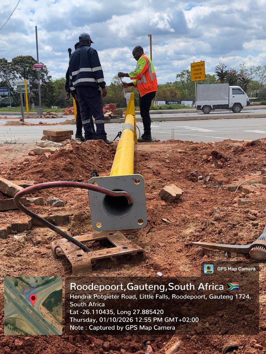 GPDRT_'s tweet photo. #GautengAtWork 🚦

The team is currently undertaking traffic light repairs at the intersection of Hendrik Potgieter Road and Johan Road.

The maintenance work is aimed at restoring the traffic signals, improving traffic flow and enhancing safety for motorists and pedestrians using the intersection.

Motorists are urged to approach the area with caution, obey traffic signs and follow the instructions of traffic officials while work is underway.

 #RoadSafety #AgaLeRona #GrowingGautengTogether