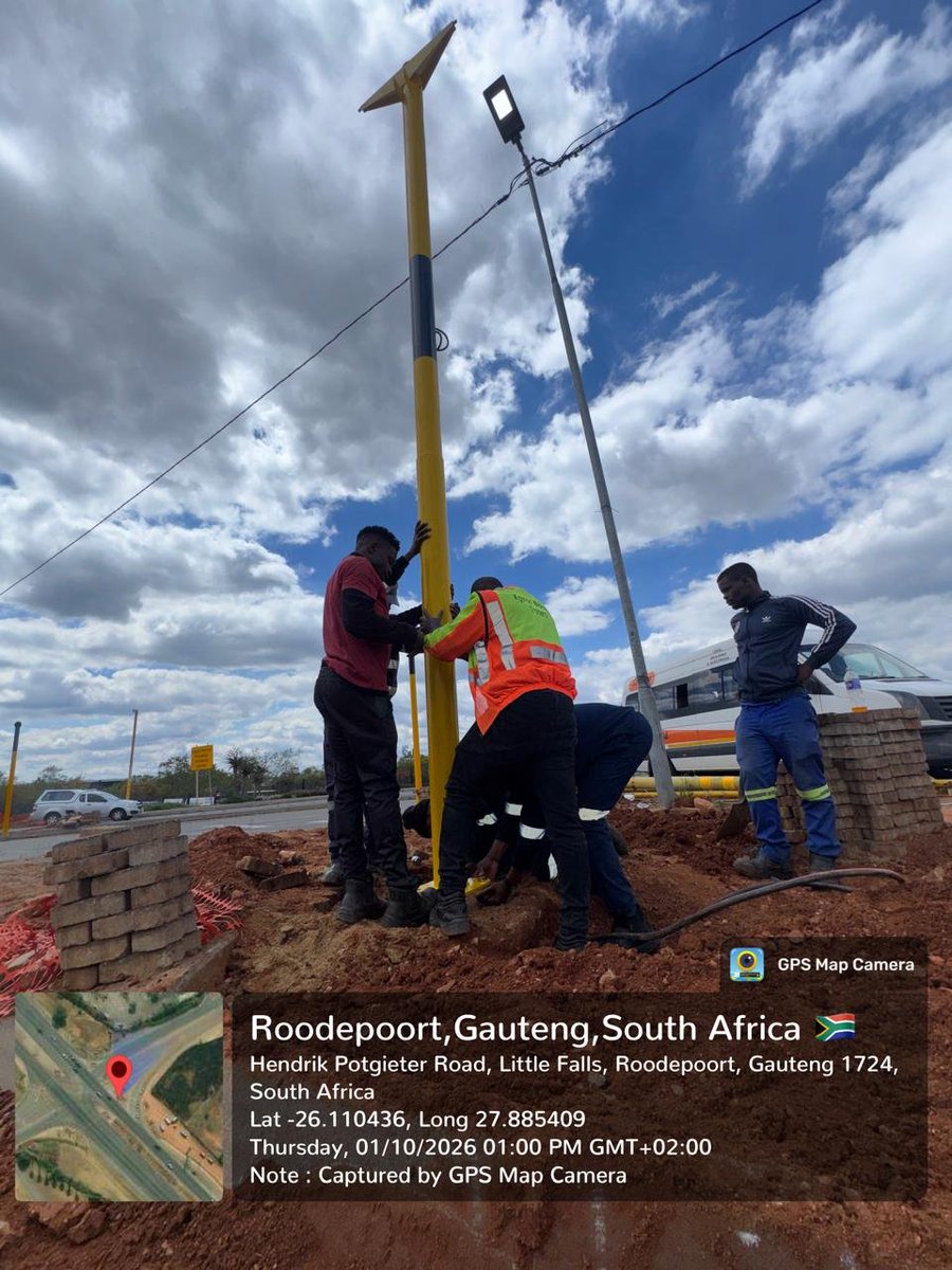 GPDRT_'s tweet photo. #GautengAtWork 🚦

The team is currently undertaking traffic light repairs at the intersection of Hendrik Potgieter Road and Johan Road.

The maintenance work is aimed at restoring the traffic signals, improving traffic flow and enhancing safety for motorists and pedestrians using the intersection.

Motorists are urged to approach the area with caution, obey traffic signs and follow the instructions of traffic officials while work is underway.

 #RoadSafety #AgaLeRona #GrowingGautengTogether