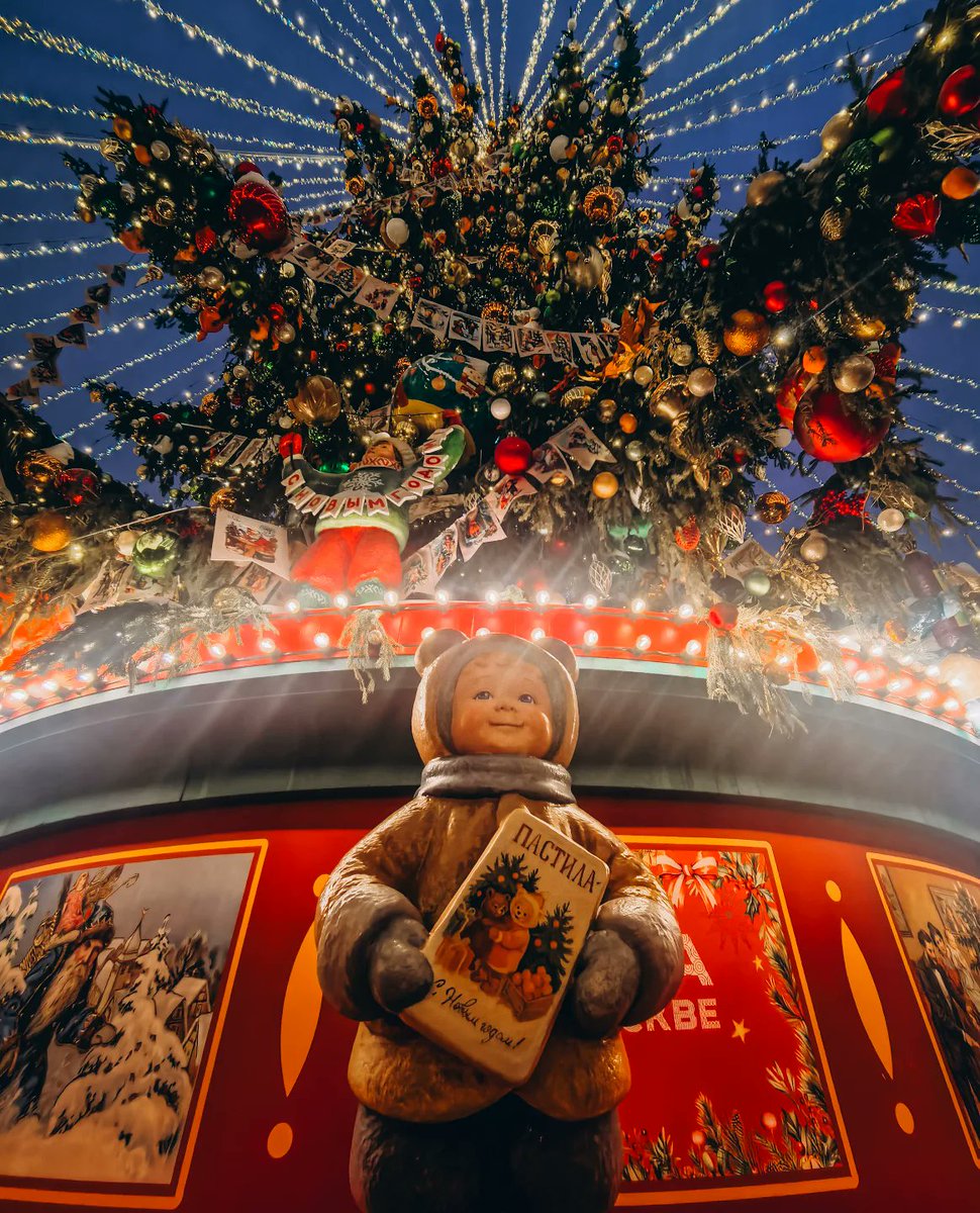 ReinaldoRu4o's tweet photo. My inner child literally waits for a sweet gift under the Christmas tree every New Year. https://t.co/nNXUc30jb3