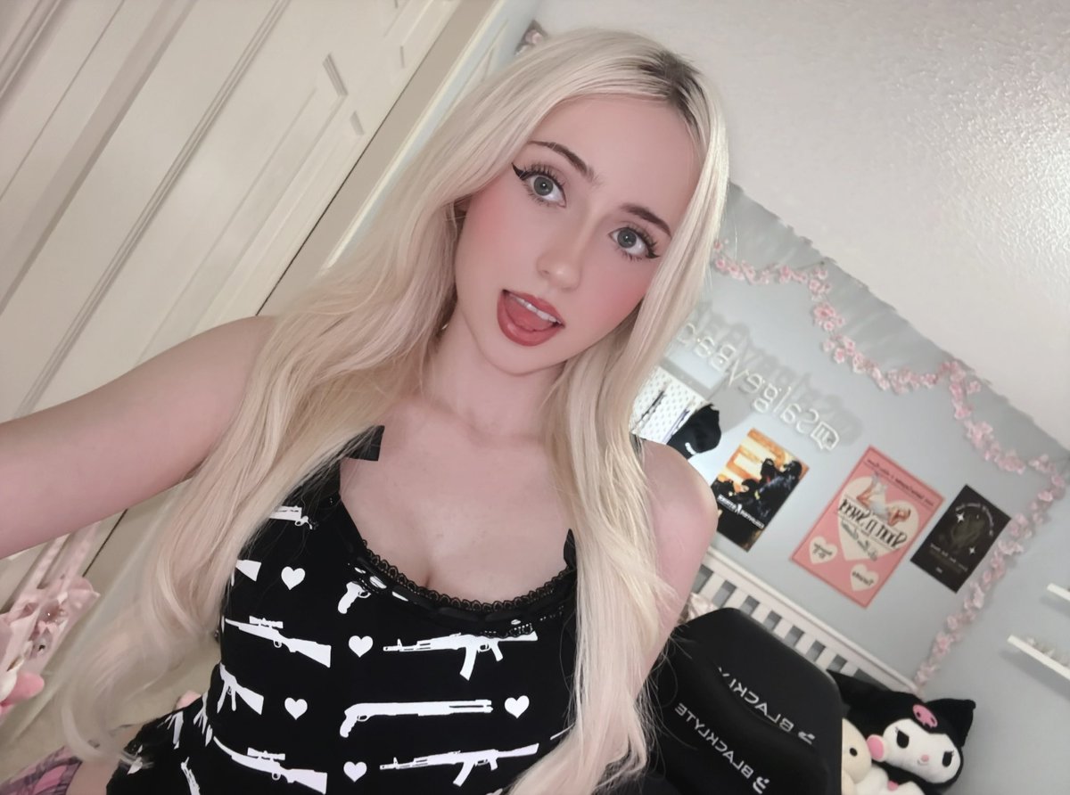saigey_babey's tweet photo. I’m a little too obsessed with this new top 👀 OOPS SORRY https://t.co/h9EwR3lwbK