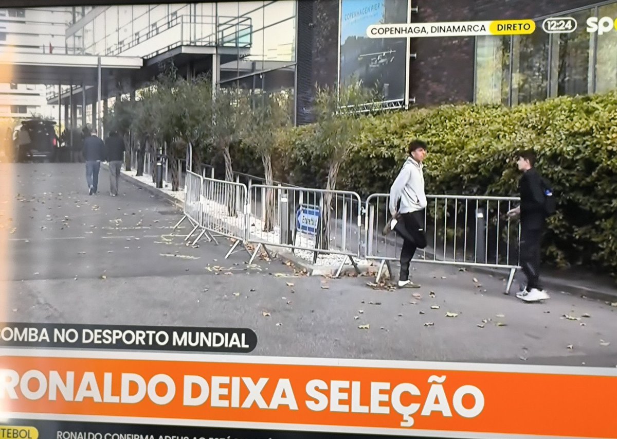 CallHimGoat's tweet photo. 🚨🚨⚠️

صحفي SPORT TV من أمام مقر اقامة منتخب البرتغال في كوبنهاغن:

سواء كان الأمر مثيراً للاستغراب أم لا

لا يوجد اليوم أي أشخاص عند مدخل فندق المنتخب الوطني ينتظر خروج اللاعبين

لم يُفاجئ ذلك أحداً على الإطلاق 😲❌ https://t.co/5W28Bkf3lb