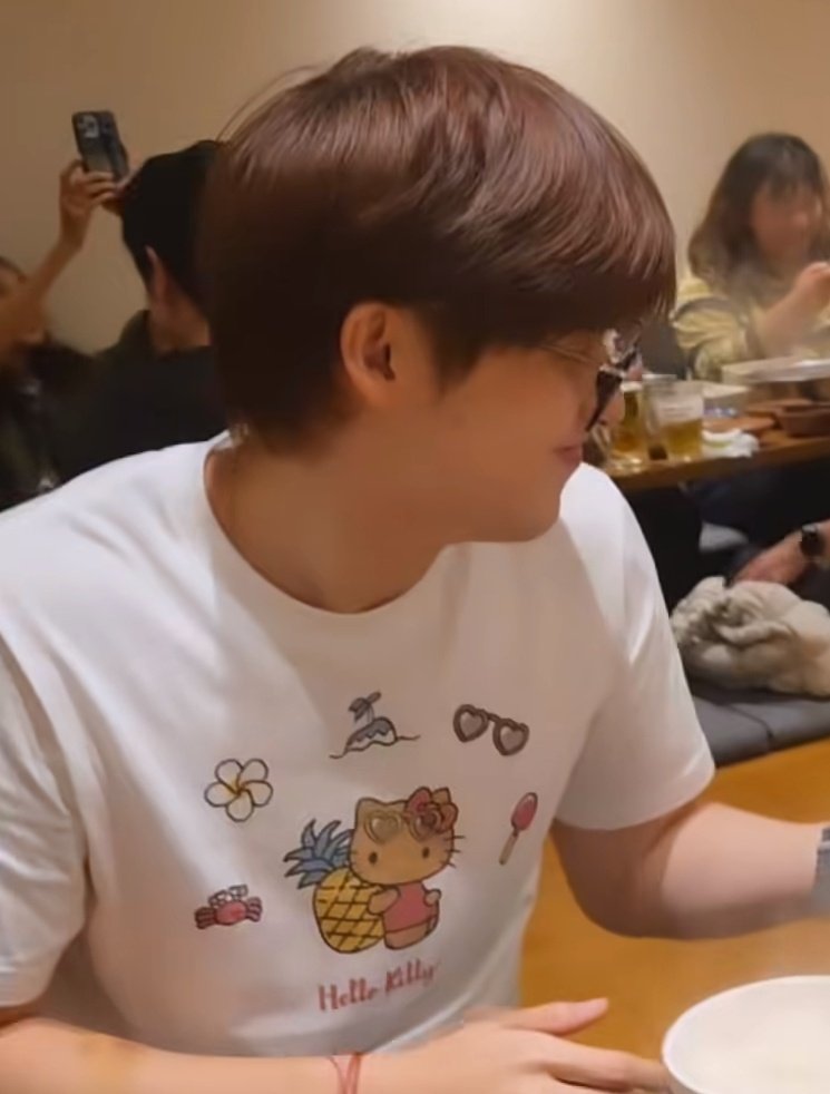softforg4's tweet photo. hello kitty shirt... kuromi phone case... ((sky i understand)) https://t.co/8HQR5YDCqj