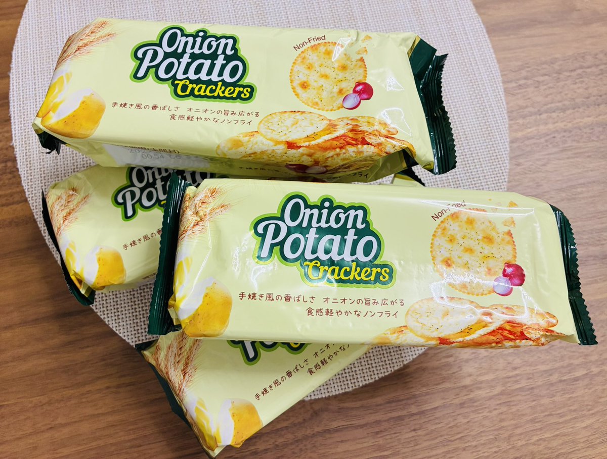 micamahina's tweet photo. 先日100円ショップで何となく買って食べたら美味しかった「オニオンポテトクラッカー」を買い溜め。ノンフライで軽めでサクサク進んじゃう🐷 https://t.co/XoTiDnx0Lu