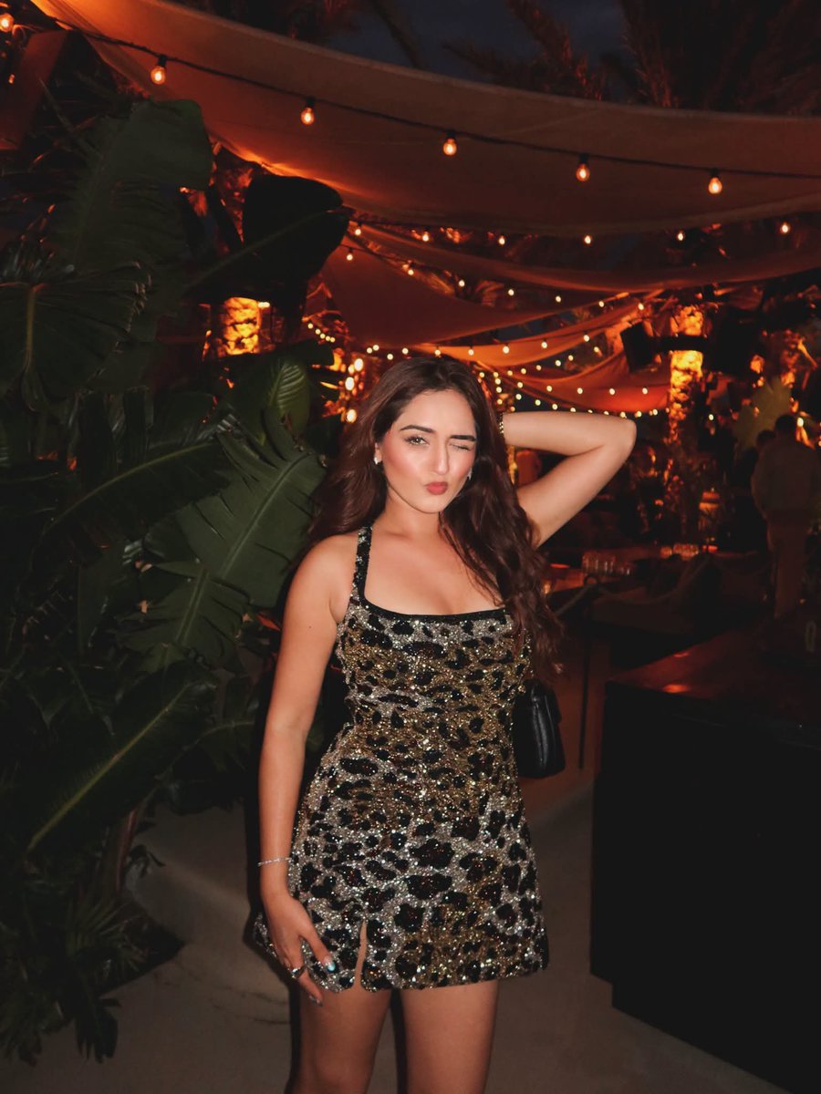 GlamQueensHQ's tweet photo. ✨ Tanya Sharma bringing the sparkle in black &amp; gold. 🖤🔥
#TanyaSharma #GlamQueens #PartyLook #Glamour #SequinDress #BlackAndGold #CelebrityStyle #FashionIcon #IndianActress #StyleGoals #PartyFashion #GlamourQueen #FashionInspo #CelebrityFashion https://t.co/LacxqNahqV
