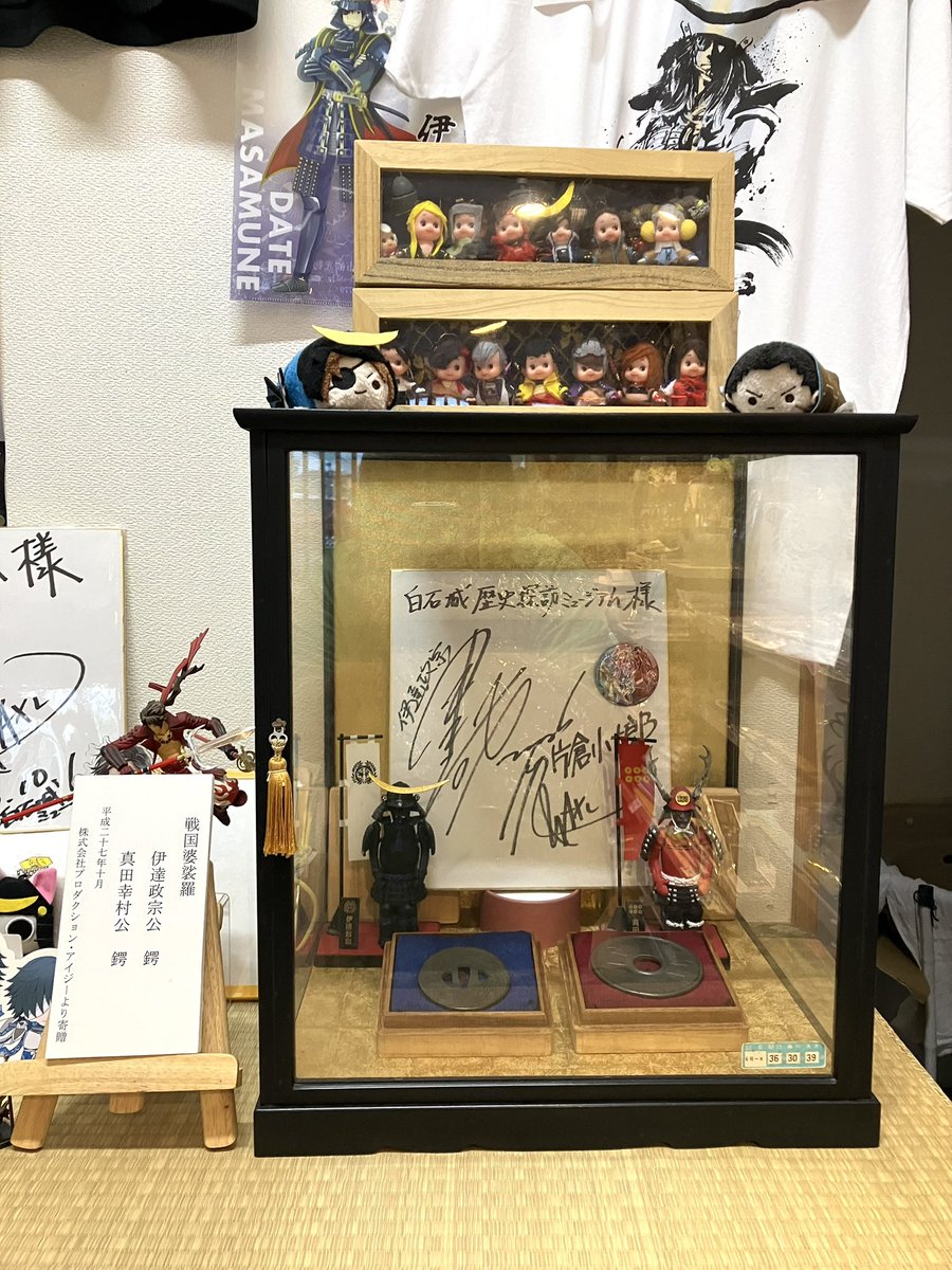 moss_chisti0718's tweet photo. #小十郎プラザ さんの店の奥にある飾り棚に、昔作ったBASARAキュ◯ピーちゃん達を飾らせていただきました。
プロダクションI.G.様寄贈の蒼紅の鍔も飾られていますので、ぜひ #鬼小十郎まつり の際はお立ち寄りください⚔️
しばらくは飾っていてもらえるそうです！お写真自由にお撮りください。 https://t.co/GfwIOzm7Vr
