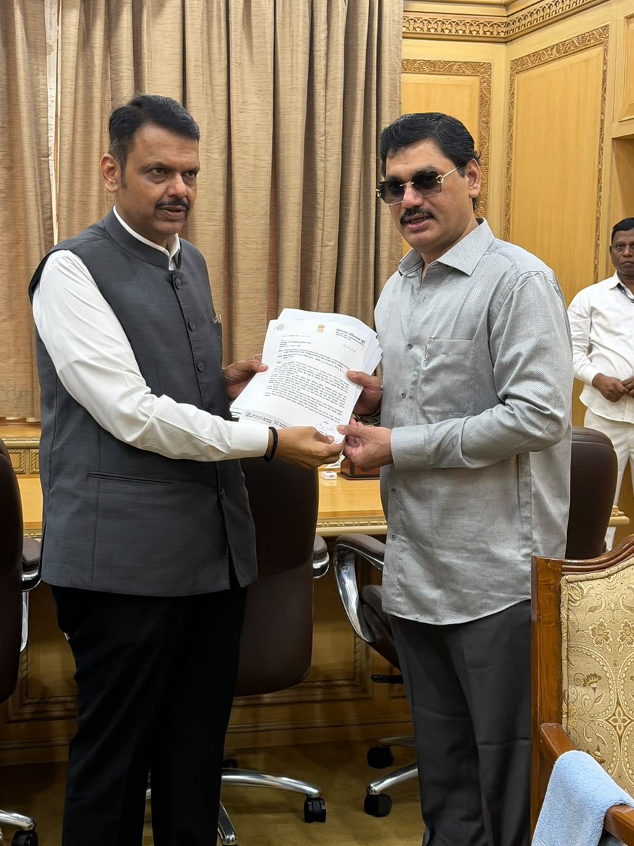 dhananjay_munde's tweet photo. 📍सह्याद्री अतिथीगृह, मुंबई

महाराष्ट्रातील दुष्काळी परिस्थितीच्या पार्श्वभूमीवर राज्याचे मुख्यमंत्री आदरणीय ना. श्री. देवेंद्र भाऊ फडणवीस यांची मुंबईतील सह्याद्री अतिथीगृह येथे आज भेट घेतली; शेती पिकांचे पंचनामे होऊन शेतकऱ्यांना प्रत्यक्ष आर्थिक मदत मिळायला काही कालावधी लागणार असल्याने तातडीने तात्पुरता दिलासा म्हणून राज्यातील पात्र शेतकऱ्यांना पी एम किसान व नमो शेतकरी सन्मान निधी योजनेचे किमान दोन - दोन हफ्ते एकत्रित वितरीत करण्यात यावेत, अशी मागणी केली आहे. 

यावेळी दुष्काळी उपाययोजना व मदतीच्या अनुषंगाने चर्चा झाली. 
@Dev_Fadnavis

#Drought 
#Maharashtra 
#CM #DM 
#DMUpdates