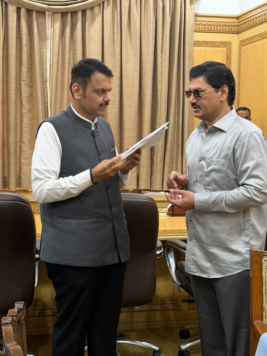 dhananjay_munde's tweet photo. 📍सह्याद्री अतिथीगृह, मुंबई

महाराष्ट्रातील दुष्काळी परिस्थितीच्या पार्श्वभूमीवर राज्याचे मुख्यमंत्री आदरणीय ना. श्री. देवेंद्र भाऊ फडणवीस यांची मुंबईतील सह्याद्री अतिथीगृह येथे आज भेट घेतली; शेती पिकांचे पंचनामे होऊन शेतकऱ्यांना प्रत्यक्ष आर्थिक मदत मिळायला काही कालावधी लागणार असल्याने तातडीने तात्पुरता दिलासा म्हणून राज्यातील पात्र शेतकऱ्यांना पी एम किसान व नमो शेतकरी सन्मान निधी योजनेचे किमान दोन - दोन हफ्ते एकत्रित वितरीत करण्यात यावेत, अशी मागणी केली आहे. 

यावेळी दुष्काळी उपाययोजना व मदतीच्या अनुषंगाने चर्चा झाली. 
@Dev_Fadnavis

#Drought 
#Maharashtra 
#CM #DM 
#DMUpdates