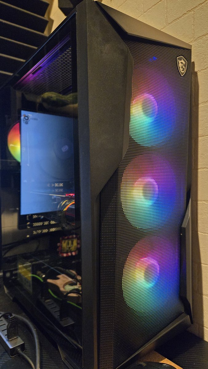 wani__game's tweet photo. 初のゲーミングPC！
特にめちゃくちゃゲームするわけじゃないけど、使ってたノートだとエンドフィールドが限界迎えそうだったから
かっちゃった
ケースはゲーミングなモノに移植した https://t.co/AJuK4TPvTh