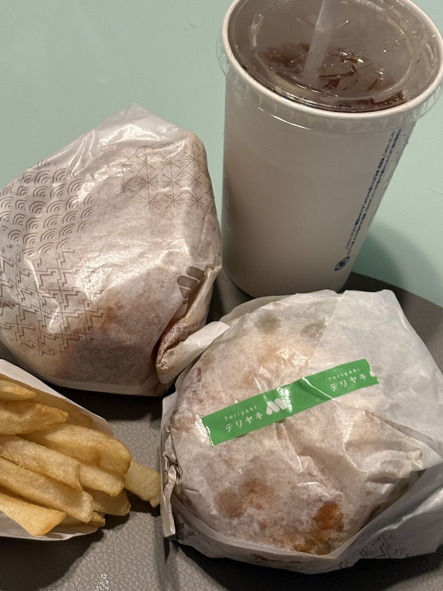 Naru_Maruhan's tweet photo. 皆様こんばんは❗️

左肘ツヨシです😊
まだまだバーガー🍔食べました✨
今回は久々のモスバーガー‼️
多分十年以上ぶり…😅
月見🌕を買ってみようと思いましたが
昔よく食べていた
モスチーズ🧀と照り焼き🍔に決定‼️
具が溢れる位入ってて大満足🤗
ポテト🍟もとっても美味しいですね♪
また行きます‼️ https://t.co/Ffx8EPxgf1