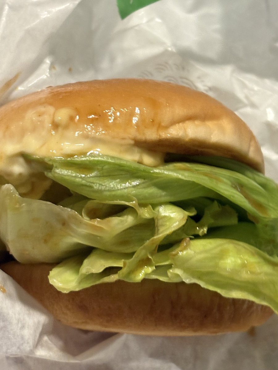 Naru_Maruhan's tweet photo. 皆様こんばんは❗️

左肘ツヨシです😊
まだまだバーガー🍔食べました✨
今回は久々のモスバーガー‼️
多分十年以上ぶり…😅
月見🌕を買ってみようと思いましたが
昔よく食べていた
モスチーズ🧀と照り焼き🍔に決定‼️
具が溢れる位入ってて大満足🤗
ポテト🍟もとっても美味しいですね♪
また行きます‼️ https://t.co/Ffx8EPxgf1