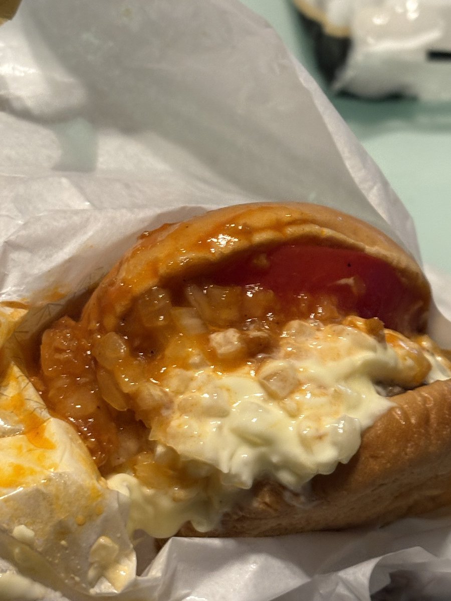 Naru_Maruhan's tweet photo. 皆様こんばんは❗️

左肘ツヨシです😊
まだまだバーガー🍔食べました✨
今回は久々のモスバーガー‼️
多分十年以上ぶり…😅
月見🌕を買ってみようと思いましたが
昔よく食べていた
モスチーズ🧀と照り焼き🍔に決定‼️
具が溢れる位入ってて大満足🤗
ポテト🍟もとっても美味しいですね♪
また行きます‼️ https://t.co/Ffx8EPxgf1