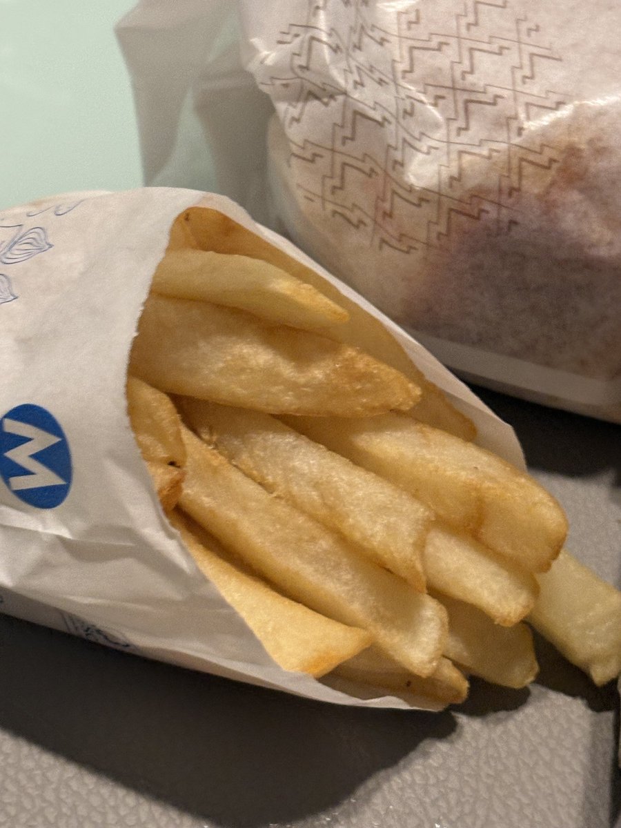 Naru_Maruhan's tweet photo. 皆様こんばんは❗️

左肘ツヨシです😊
まだまだバーガー🍔食べました✨
今回は久々のモスバーガー‼️
多分十年以上ぶり…😅
月見🌕を買ってみようと思いましたが
昔よく食べていた
モスチーズ🧀と照り焼き🍔に決定‼️
具が溢れる位入ってて大満足🤗
ポテト🍟もとっても美味しいですね♪
また行きます‼️ https://t.co/Ffx8EPxgf1