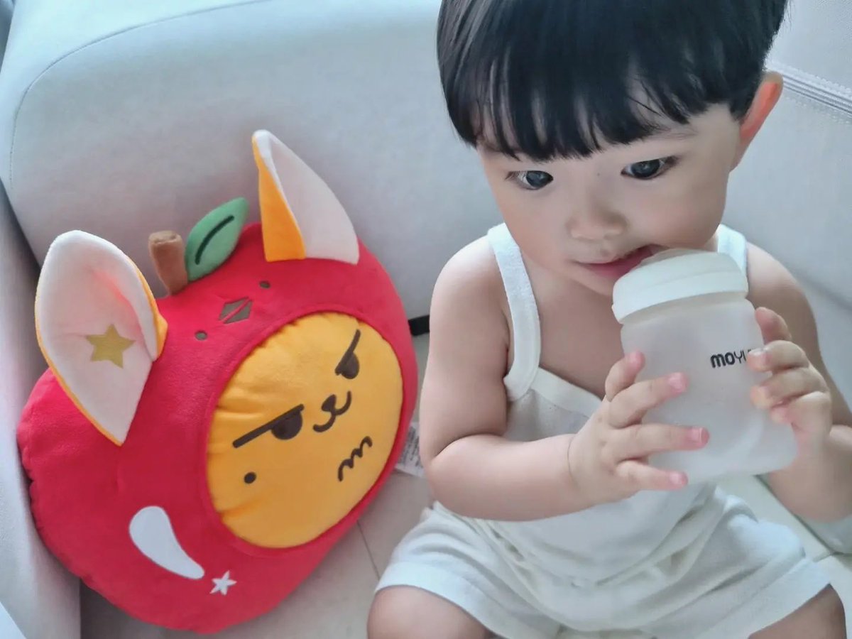 ajeuhyungz's tweet photo. yj and his habit of gifting hwangchoon to babies dear to him 🥹😍 could he perhaps gifted the hwangchoon plush to sb’s nephews? 🥺 that would be so cute 😭 https://t.co/Z1RF7cfbuC