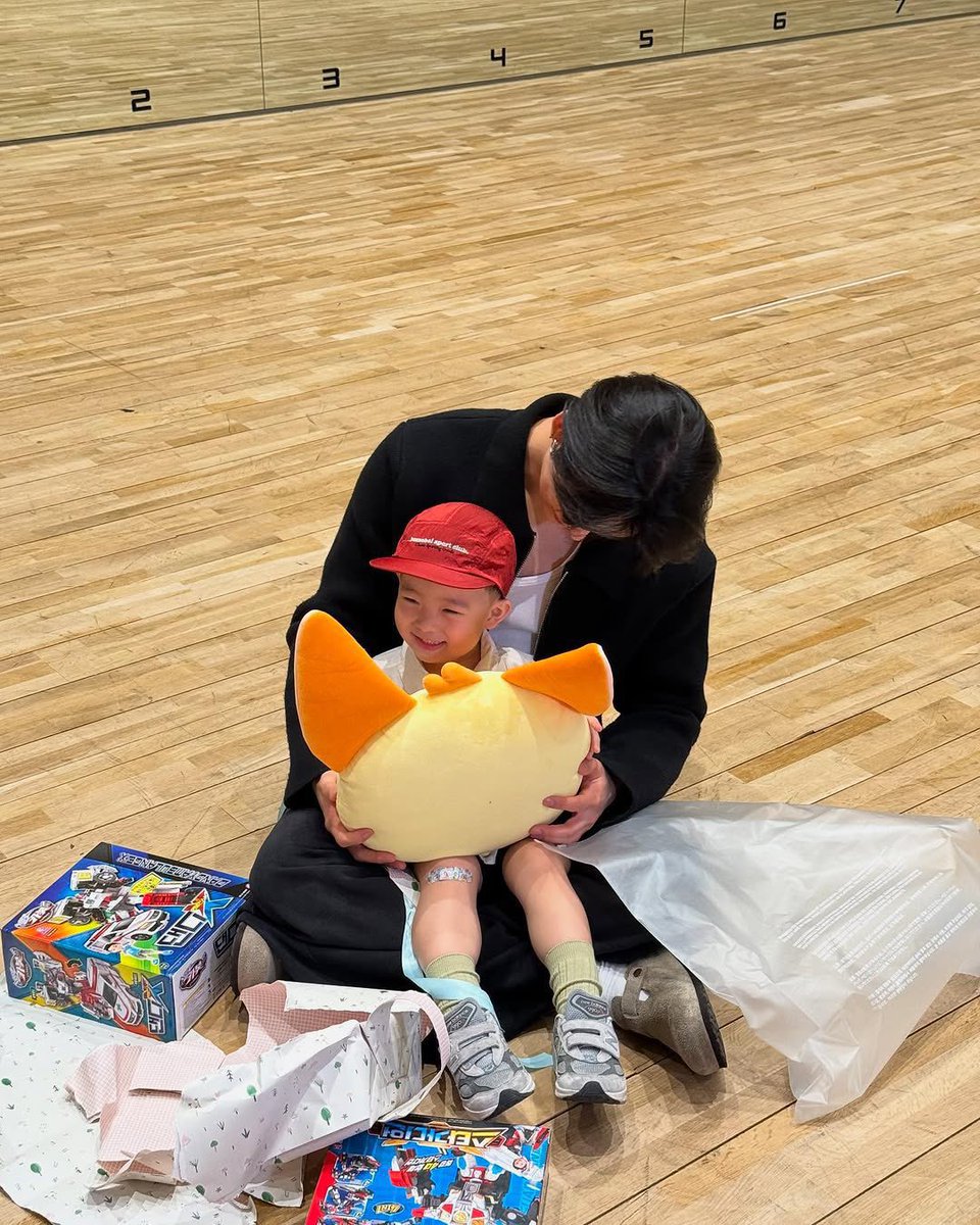 ajeuhyungz's tweet photo. yj and his habit of gifting hwangchoon to babies dear to him 🥹😍 could he perhaps gifted the hwangchoon plush to sb’s nephews? 🥺 that would be so cute 😭 https://t.co/Z1RF7cfbuC
