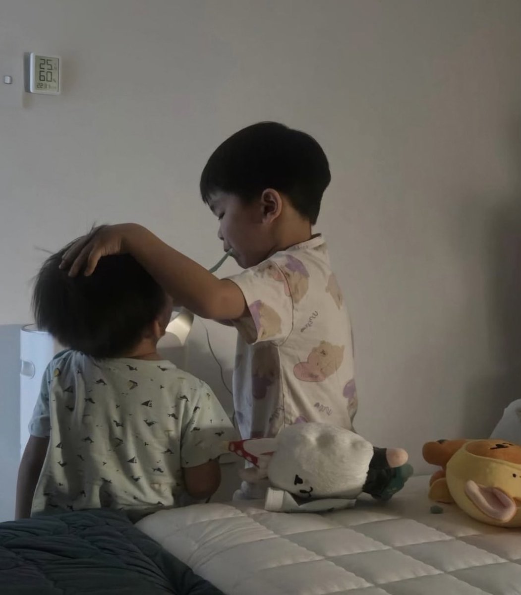 ajeuhyungz's tweet photo. yj and his habit of gifting hwangchoon to babies dear to him 🥹😍 could he perhaps gifted the hwangchoon plush to sb’s nephews? 🥺 that would be so cute 😭 https://t.co/Z1RF7cfbuC