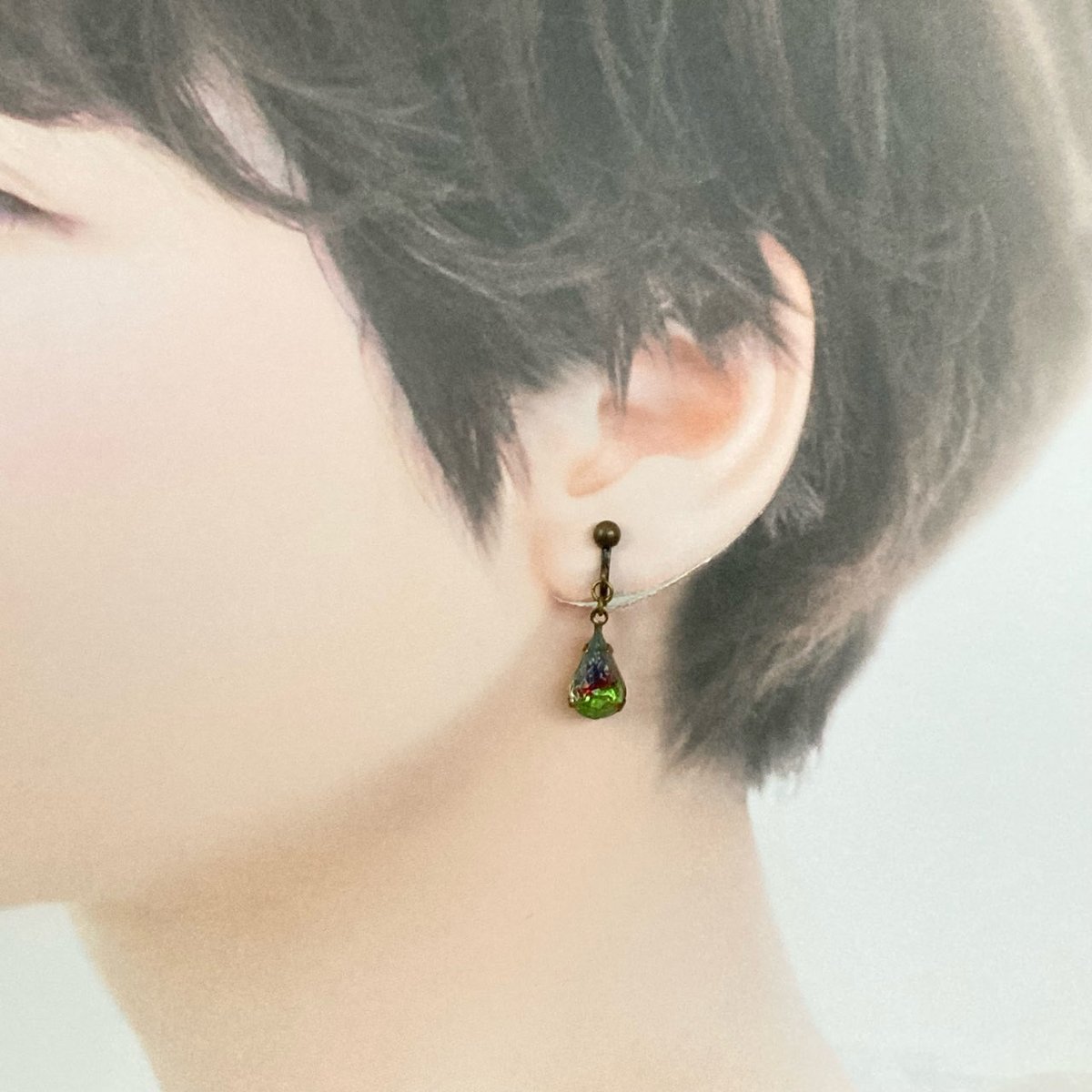 BeadsCitrus's tweet photo. iichiに出品しました。
シンプルな１粒イヤリングです。

【ドイツ／ヴィンテージガラス】アイリスガラスのイヤリング（アンティークカラー金具） - シトラス https://t.co/23etNMOA05 @iichi_Japanより

#iichi #アイリス #ドイツヴィンテージ #ヴィンテージガラス #イヤリング派 https://t.co/dLmjLlSf57
