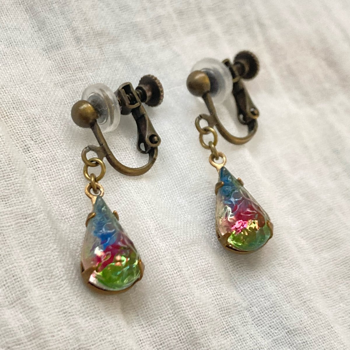 BeadsCitrus's tweet photo. iichiに出品しました。
シンプルな１粒イヤリングです。

【ドイツ／ヴィンテージガラス】アイリスガラスのイヤリング（アンティークカラー金具） - シトラス https://t.co/23etNMOA05 @iichi_Japanより

#iichi #アイリス #ドイツヴィンテージ #ヴィンテージガラス #イヤリング派 https://t.co/dLmjLlSf57