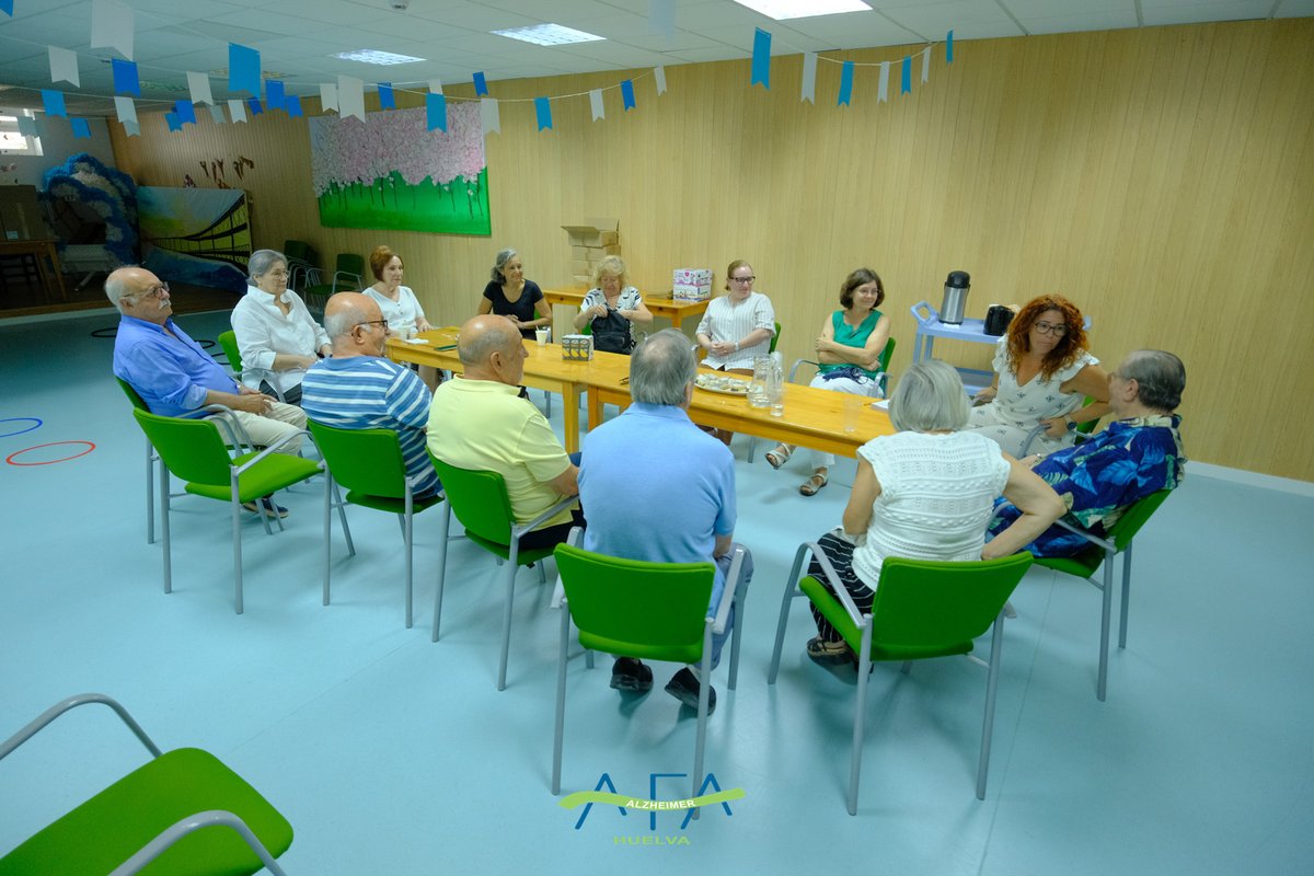 AFAHuelva's tweet photo. Esta mañana un nutrido grupo de cuidador@s ha asistido al Grupo de ayuda Mutua, a cargo de Eva Mª Rodríguez, Psicóloga de AFA Huelva.
Os esperamos a la tarde con Paula Gómez, Psicóloga de AFA Huelva, a las 17:30h.
#AFAH #Alzheimer #Huelva #diaadia https://t.co/2XyUvA1Iu1