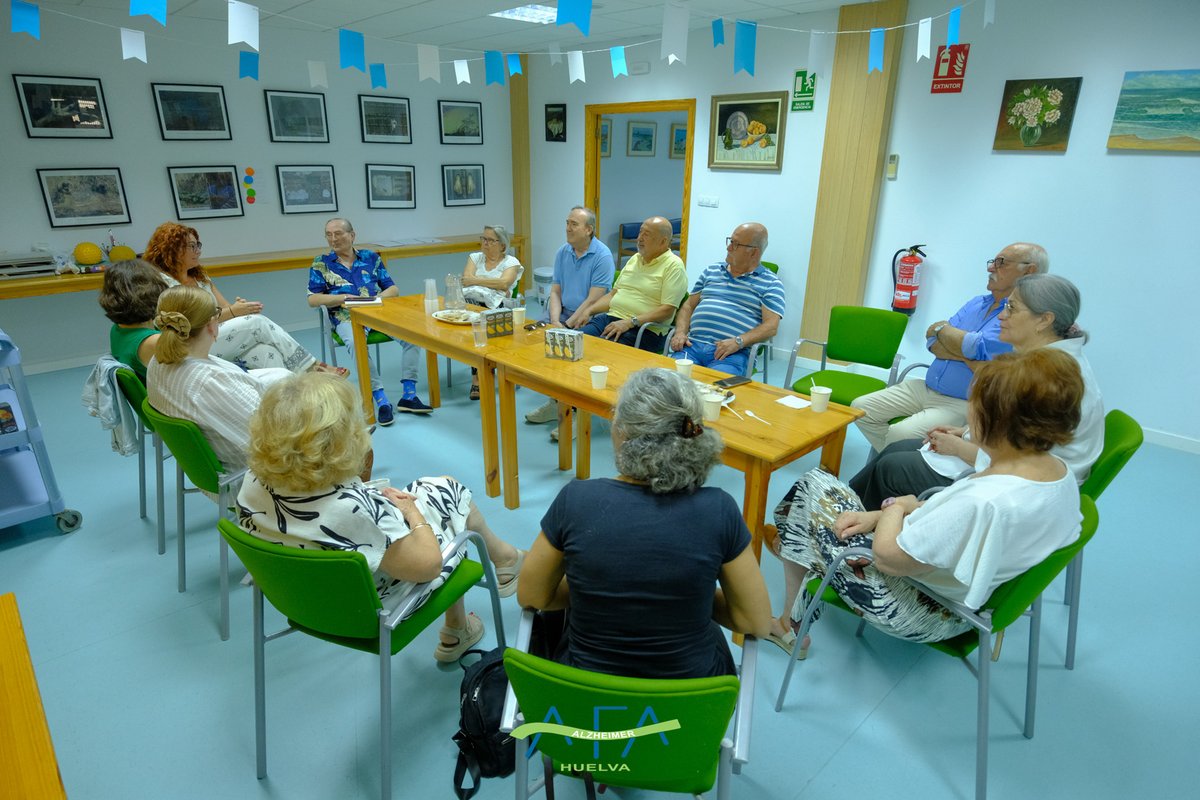 AFAHuelva's tweet photo. Esta mañana un nutrido grupo de cuidador@s ha asistido al Grupo de ayuda Mutua, a cargo de Eva Mª Rodríguez, Psicóloga de AFA Huelva.
Os esperamos a la tarde con Paula Gómez, Psicóloga de AFA Huelva, a las 17:30h.
#AFAH #Alzheimer #Huelva #diaadia https://t.co/2XyUvA1Iu1