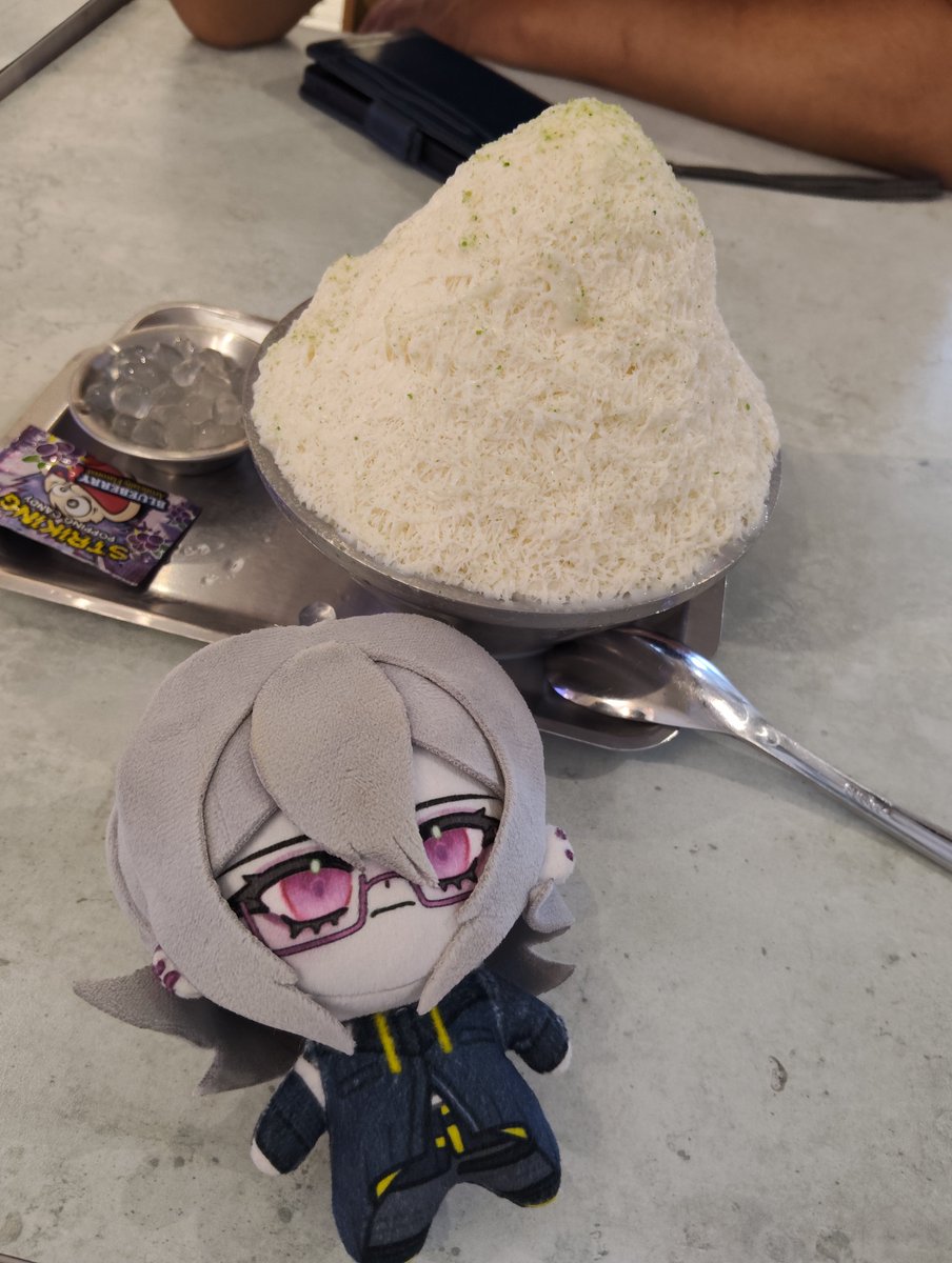 ikanruugi's tweet photo. Happy birthday Halara Nightmare 🥹🥹 eating bingsu to celebrate

#ハララナイトメア生誕祭2026 https://t.co/WXauN6GBf5