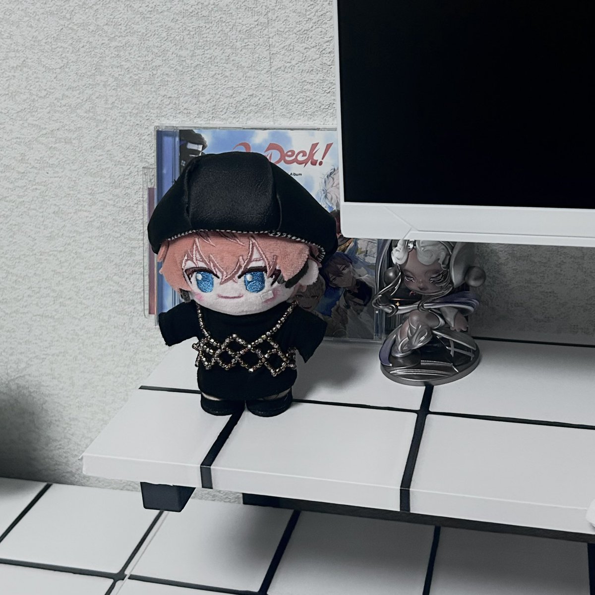 oky__margin's tweet photo. ようこそ🦖⋆͛
また時間のある時にピンクビーズで作ってあげるね、でも我が家に来たから基本ドレスコードは黒ですよ

#にじさんじ手芸部
#ハンドメイド https://t.co/NP3T4DqqWz