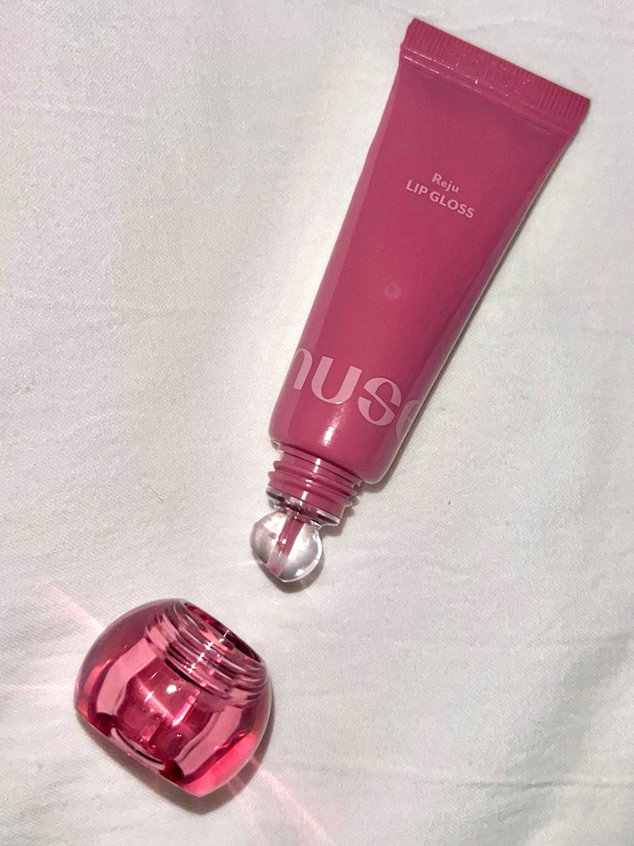 niahnnn's tweet photo. #니안리뷰 #니안발색

ᰔᩚ 누즈 리쥬 립글로스 10 크리미 로제

강경 글로우파 니안

꾸덕한 제형인데 얇게 펴발라주면
립 보습까지 챙겨주는 느낌

사진 발색은 2번 레이어링 해주었어요!

뮤트한 느낌도 있어서 추워진 지금 마무리 글로스로 올려주면 가을 핀터느낌 립 완성🍇🍷 https://t.co/4xslqcMMPB