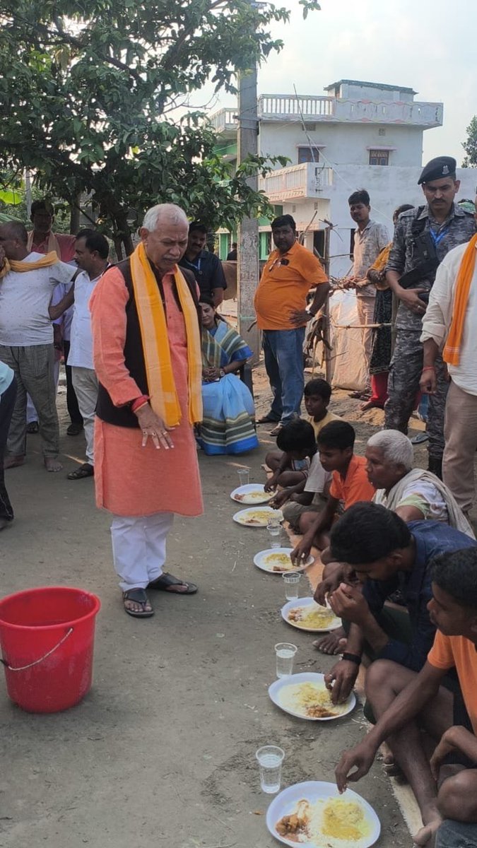 SIGRIWALBJP's tweet photo. जिला प्रशासन, सारण द्वारा किया जा रहा यह प्रयास सराहनीय है। इस कठिन समय में हम सभी पीड़ित परिवारों के साथ मजबूती से खड़े हैं।
#FloodRelief #Panapur #Saran #BiharFloodRelief #CommunityKitchen https://t.co/XadiZ5A1AK