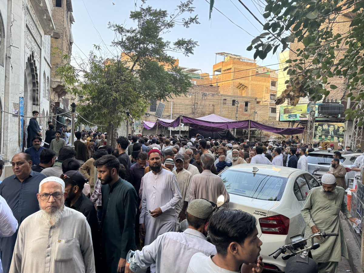 tariqmateen's tweet photo. حیدرآباد میں اپنے اپنے بھانجے پینتیس سالہ فیضان کی نماز جنازہ ادا کی۔
فیضان ٹرانسفارمر پھٹنے سے کھولتے تیل سے جھلس کر جاں بحق ہو گیا ۔ یہ ان حکام کی طرف سے کیا گیا قتل ہے جو ان تنصیبات میں کرپشن کرتے ہیں اور یہ کرپشن بے گناہوں کی جان لیتی ہے https://t.co/vfhL1AStT4