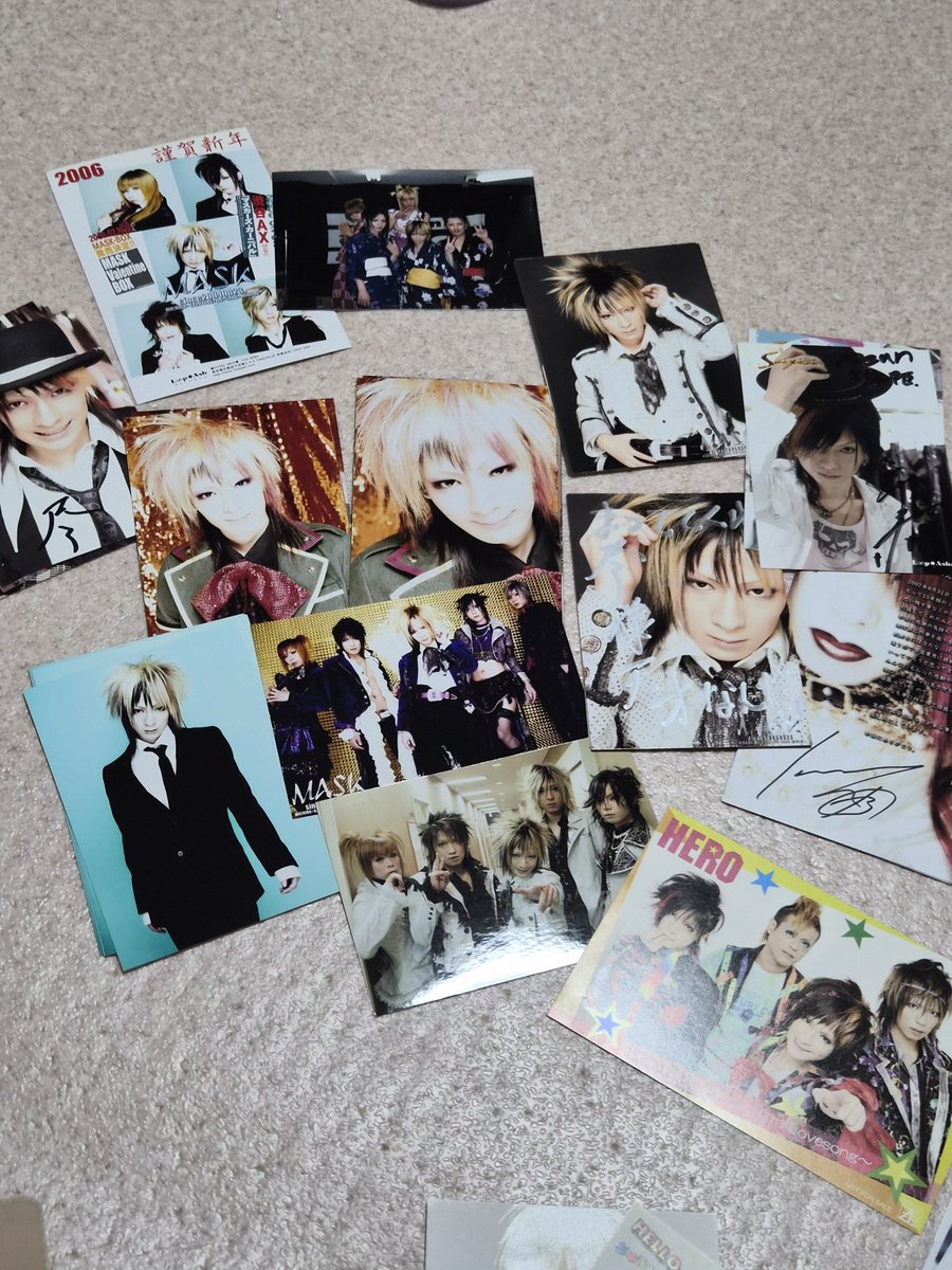 sa09moon's tweet photo. とりあえず、バンド毎に纏めようと引っ張り出して纏め始めたけど
とっ散らかってきた💣 https://t.co/XYyMnQyfSS