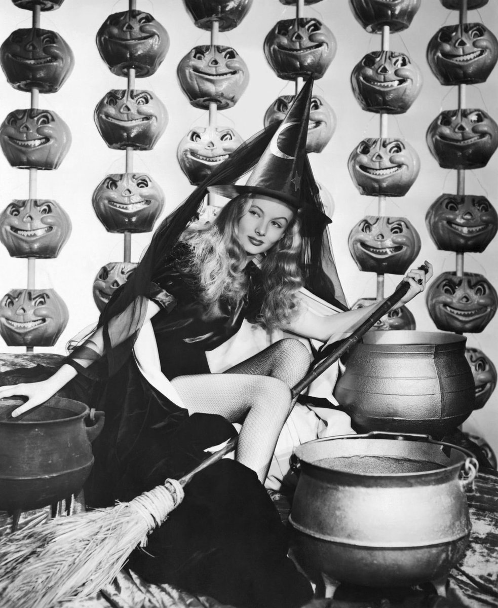 oldhllywoods's tweet photo. veronica lake for i married a witch (1942) https://t.co/yqskoXFwGC