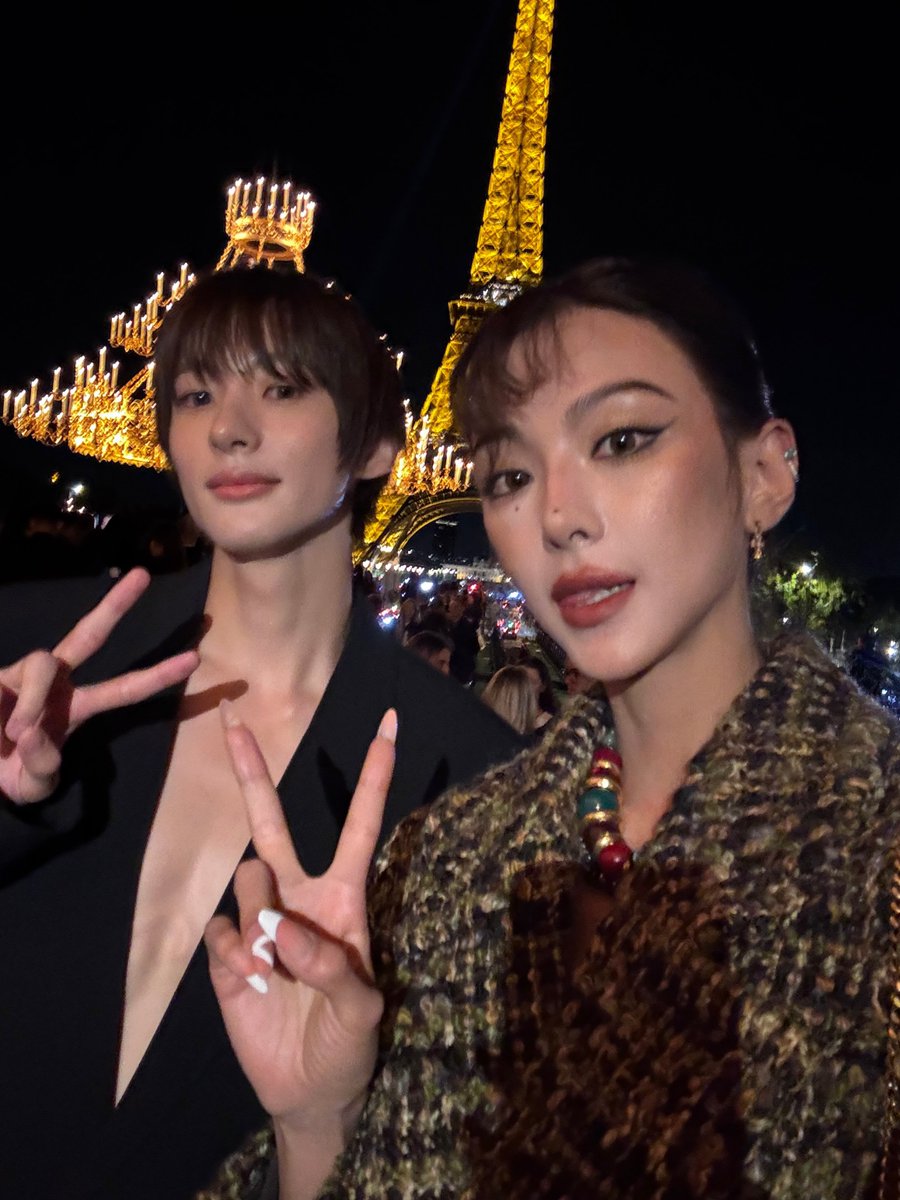 antonisbabo's tweet photo. 모델분이 앤톤이랑 쇼에서 셀카 찍은 거 올려주셨는데 좋당 
#ANTONxSaintLaurentSS27
#ANTONxSaintLaurent https://t.co/Uo2RQlrAPy