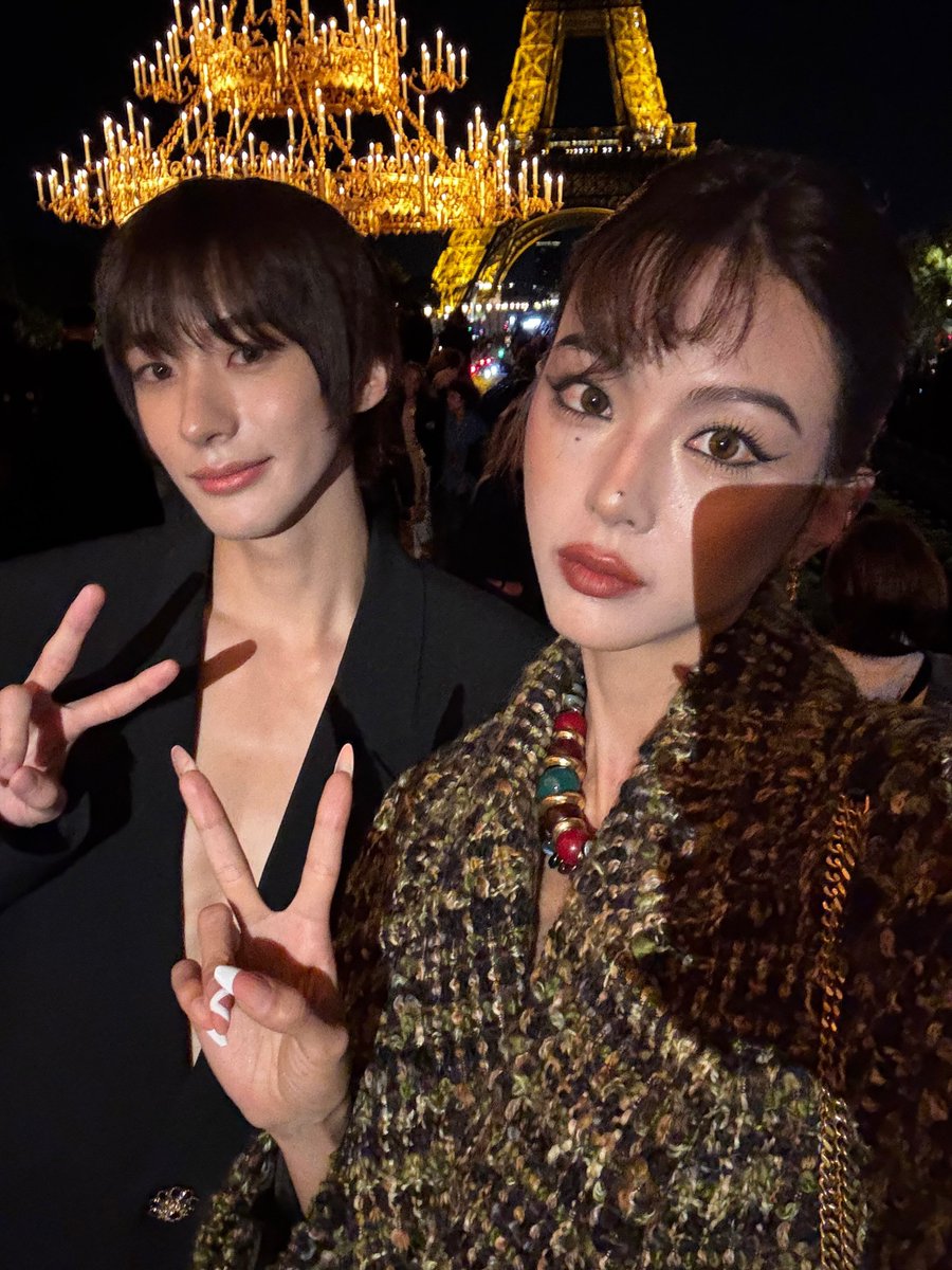 antonisbabo's tweet photo. 모델분이 앤톤이랑 쇼에서 셀카 찍은 거 올려주셨는데 좋당 
#ANTONxSaintLaurentSS27
#ANTONxSaintLaurent https://t.co/Uo2RQlrAPy