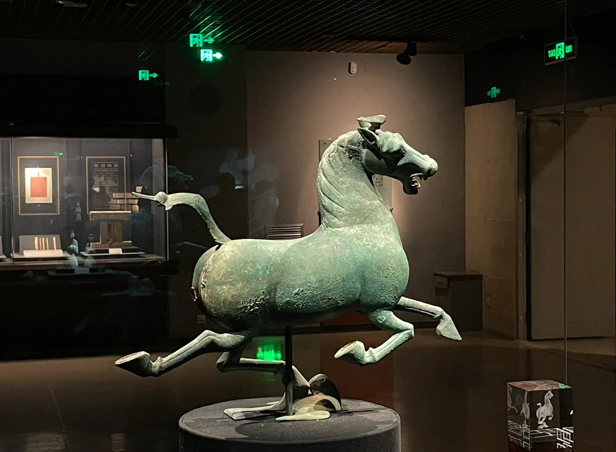 lee_krix827's tweet photo. "The antique bronze 匦嵌估 artifact, a rare find with intricate carvings, left me estimating its historical value—truly a hidden gem! #CuriosityUnleashed"， https://t.co/kUL1oUiCz3