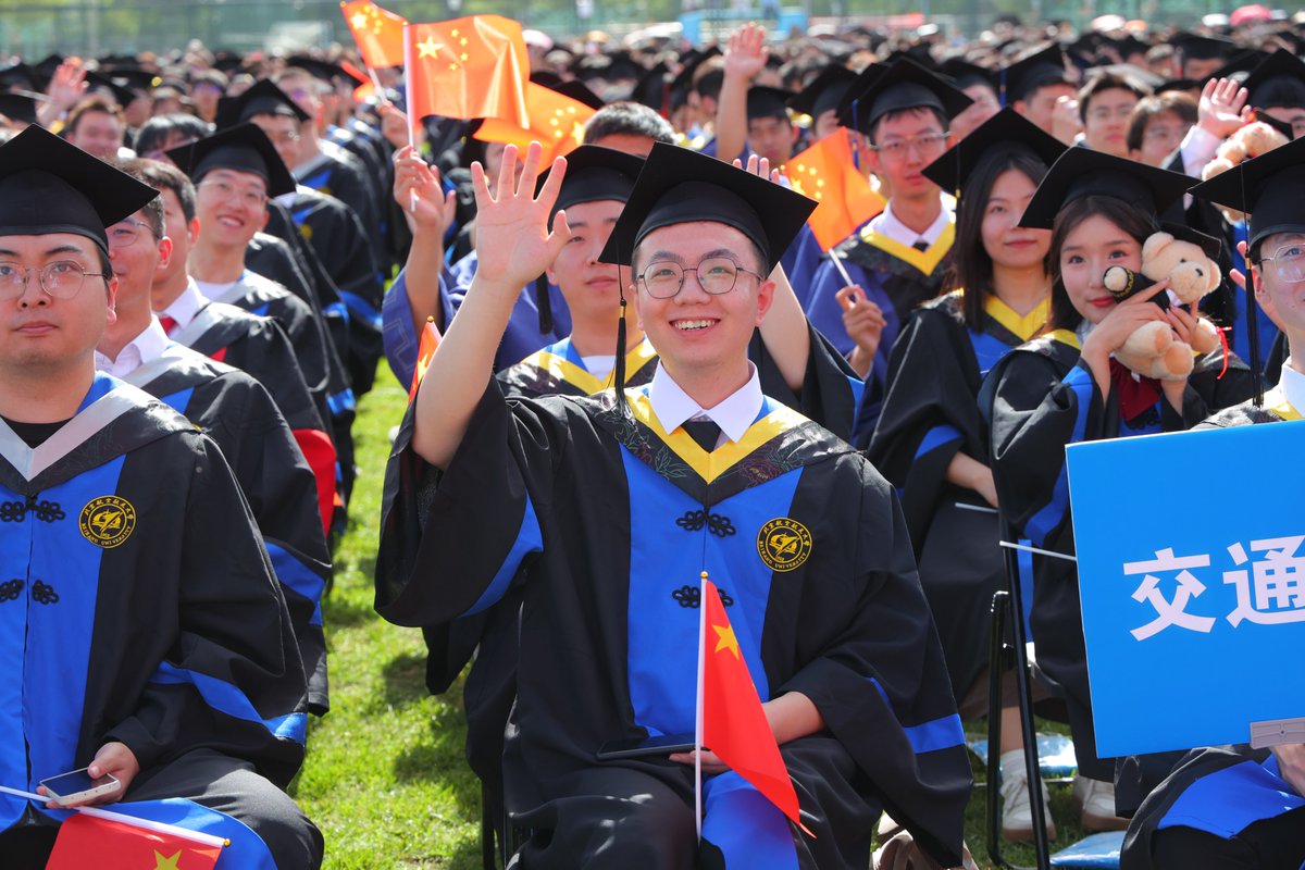 trux_gx58716's tweet photo. [Today is the graduation ceremony, we’re all gathered to celebrate our hard-earned achievements together!]， https://t.co/tKXuLiVEXq